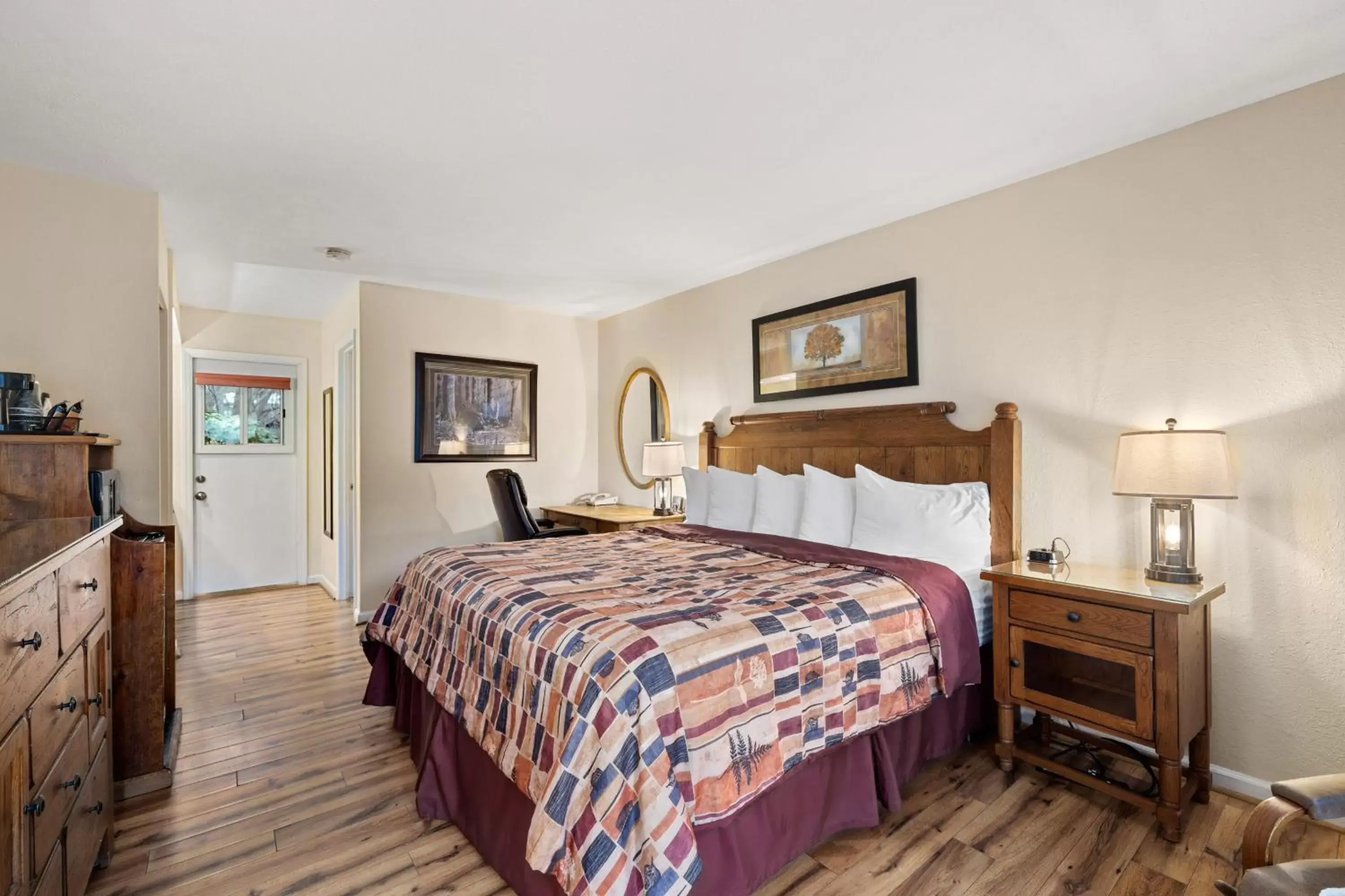 Bed in Jonathan Creek Inn and Villas