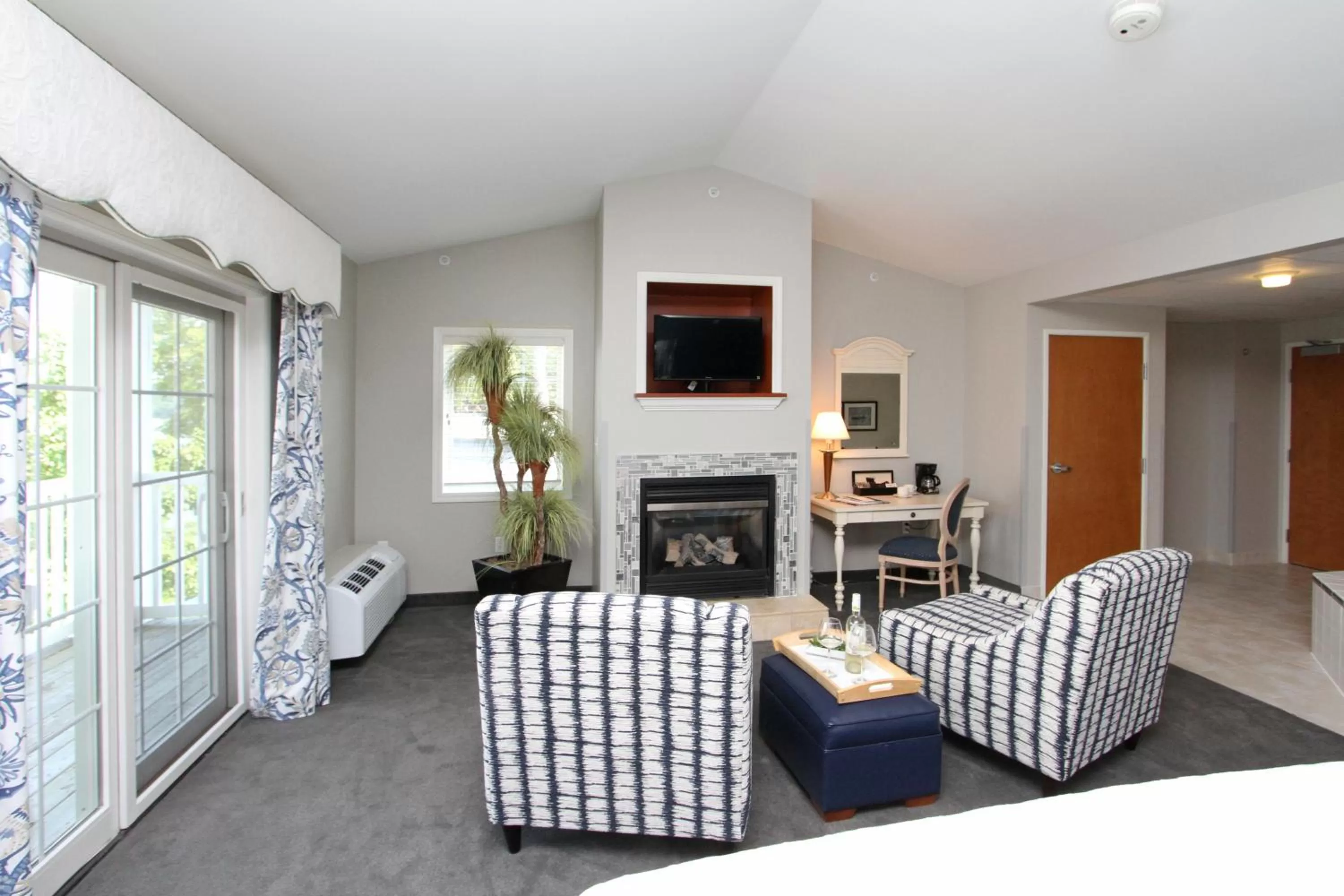 Communal lounge/ TV room in Bay Pointe Inn