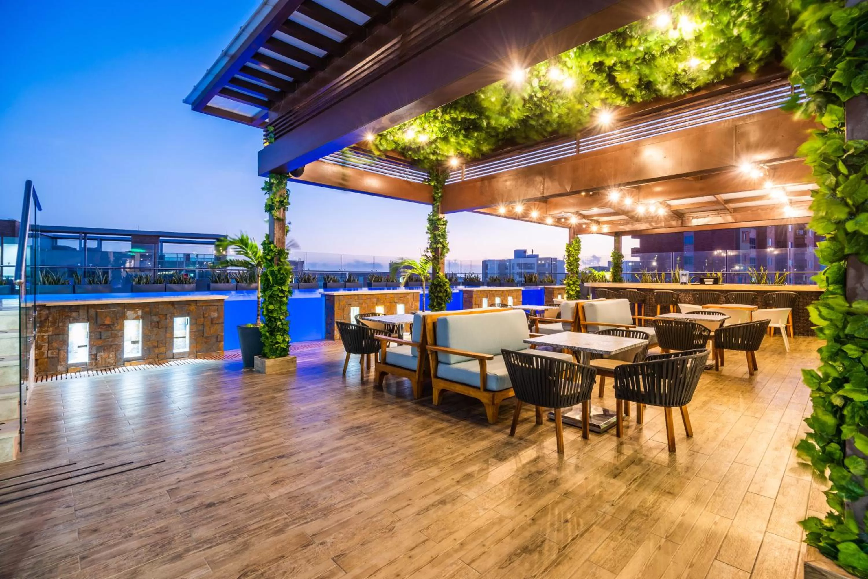 Lounge or bar in Crowne Plaza Barranquilla by IHG