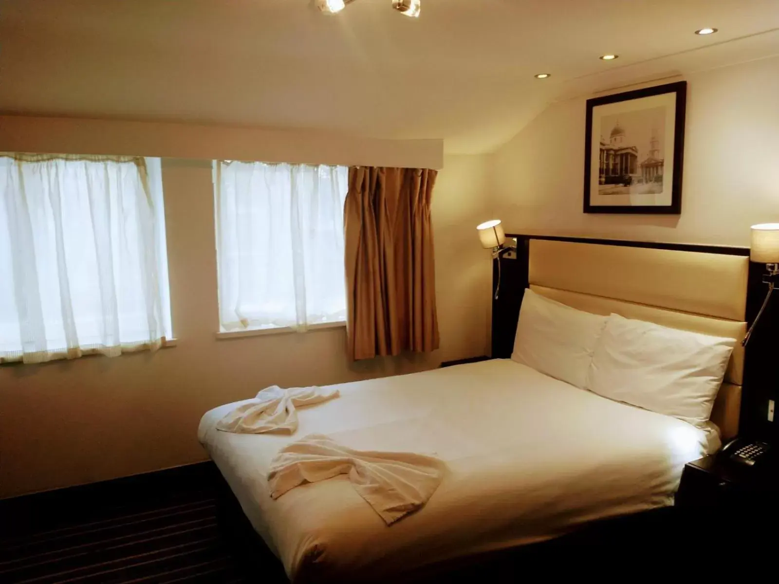 Bed in Hotel Edward Paddington