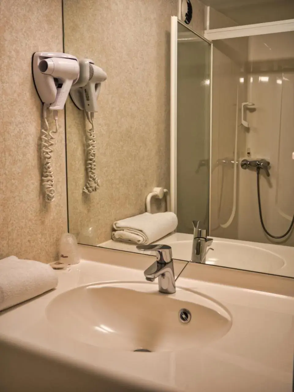 Bathroom in Contact Hotel Le Seino Marin - Cléon Elbeuf