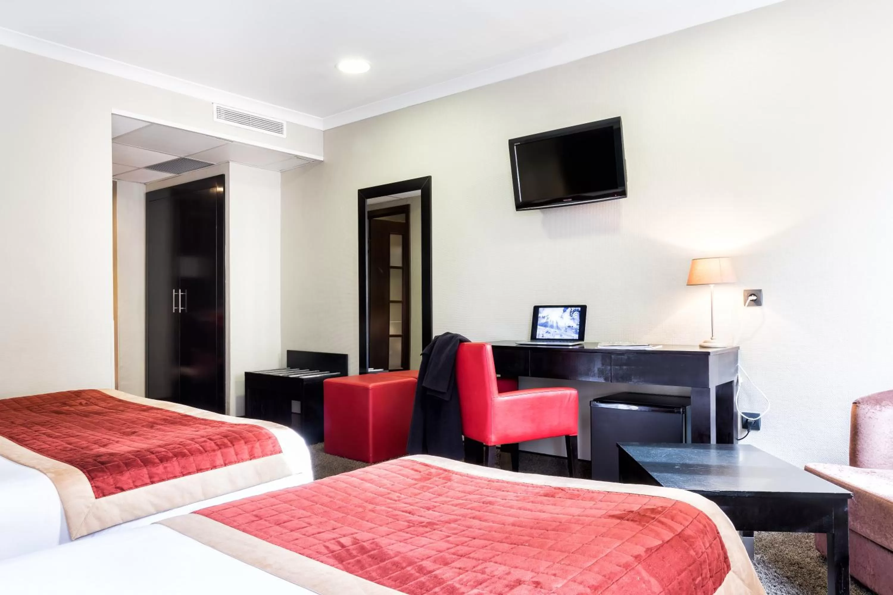 Photo of the whole room, Bed in Hotel De Suède