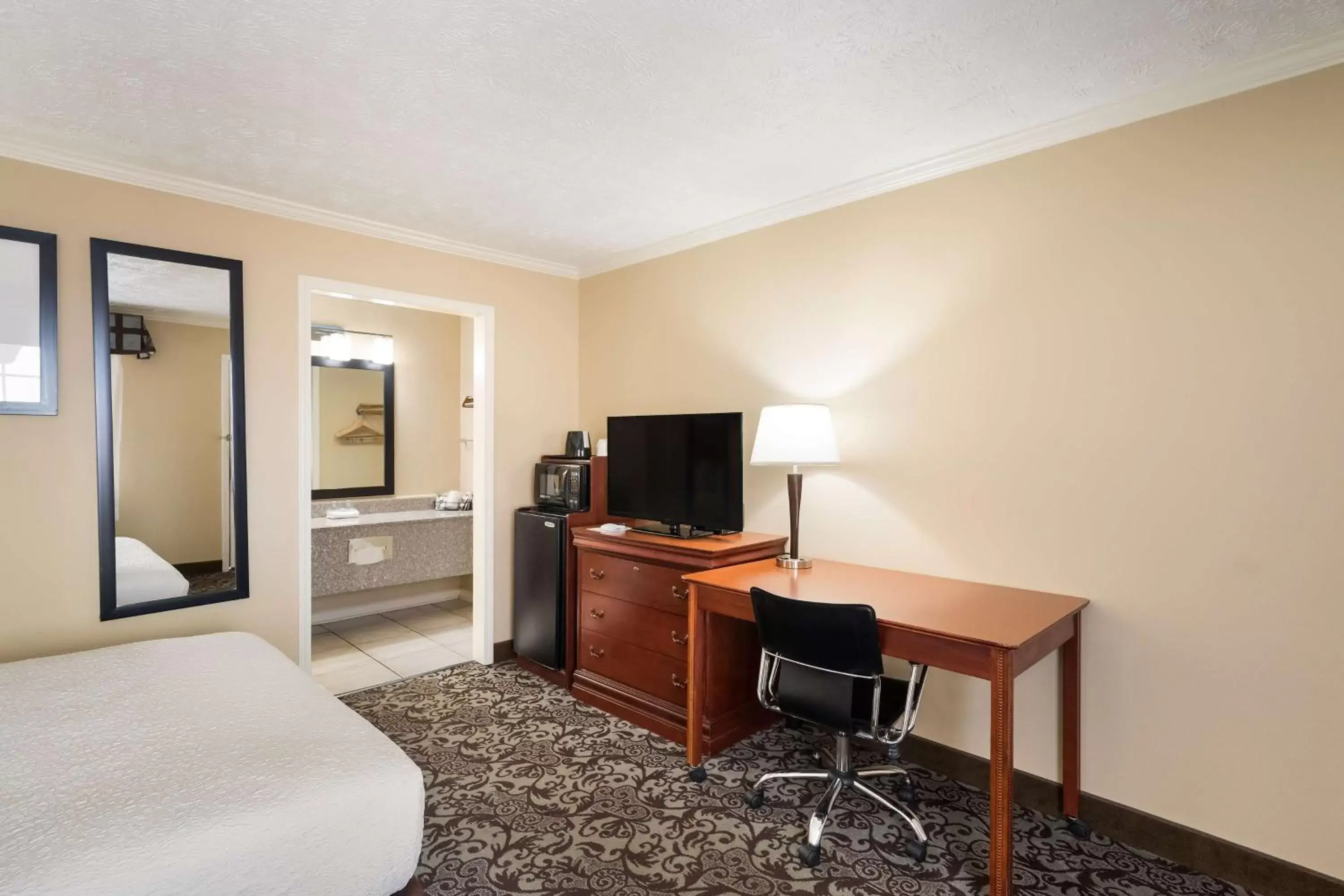 Bedroom, TV/Entertainment Center in Best Western Conway