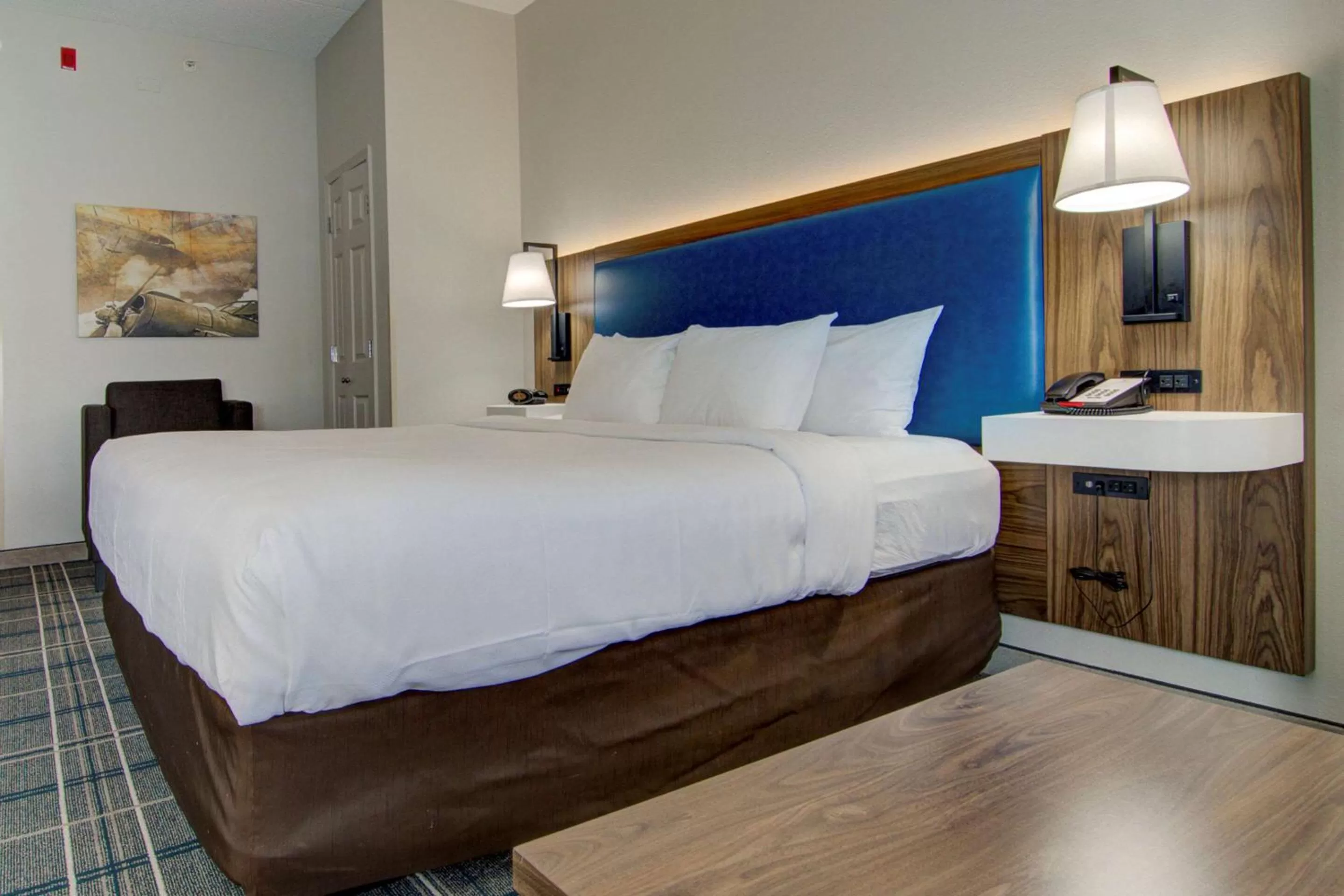 Bedroom, Bed in Comfort Suites Newport News Airport