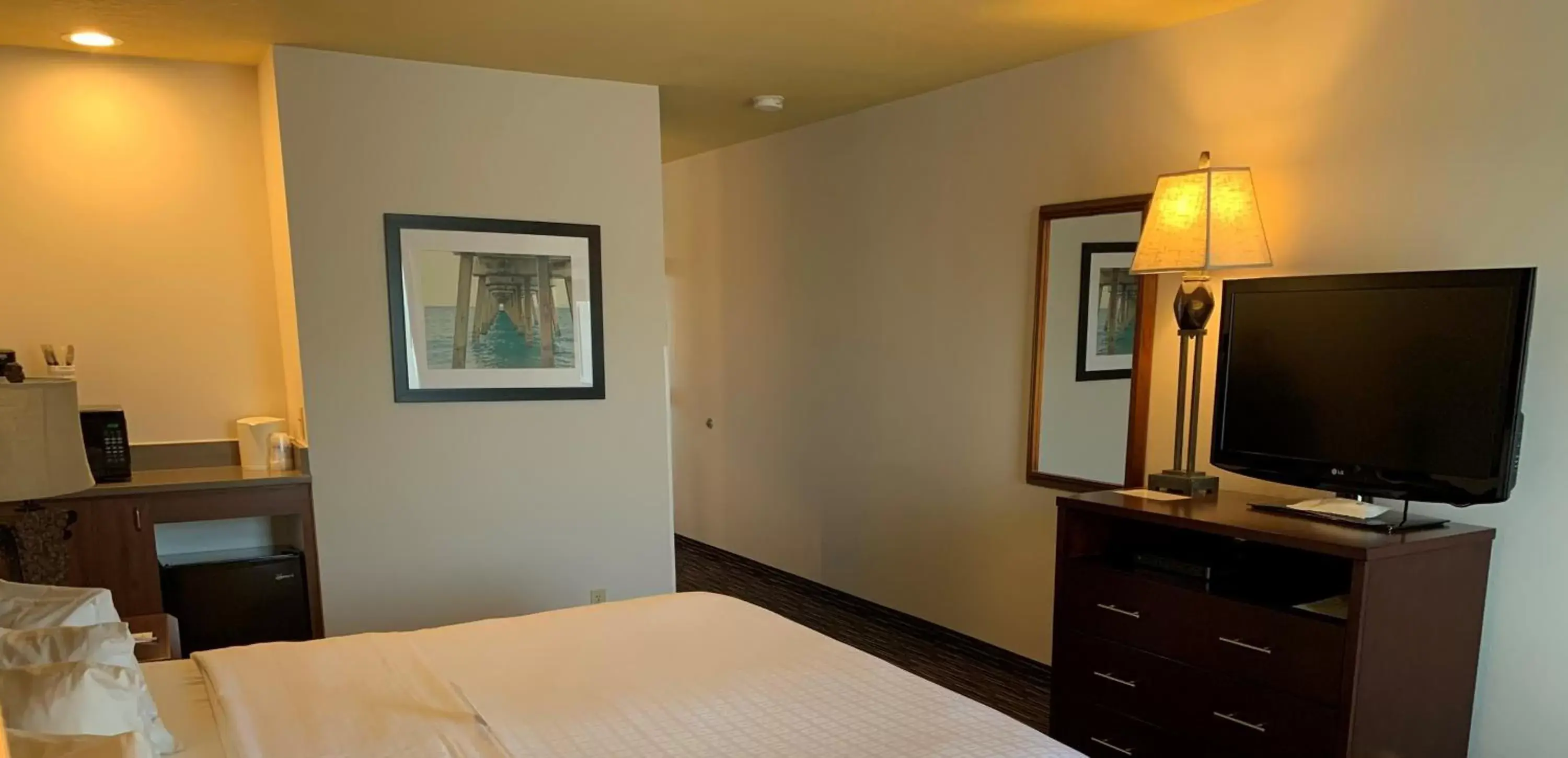 Bed in Best Western Salbasgeon Inn & Suites
