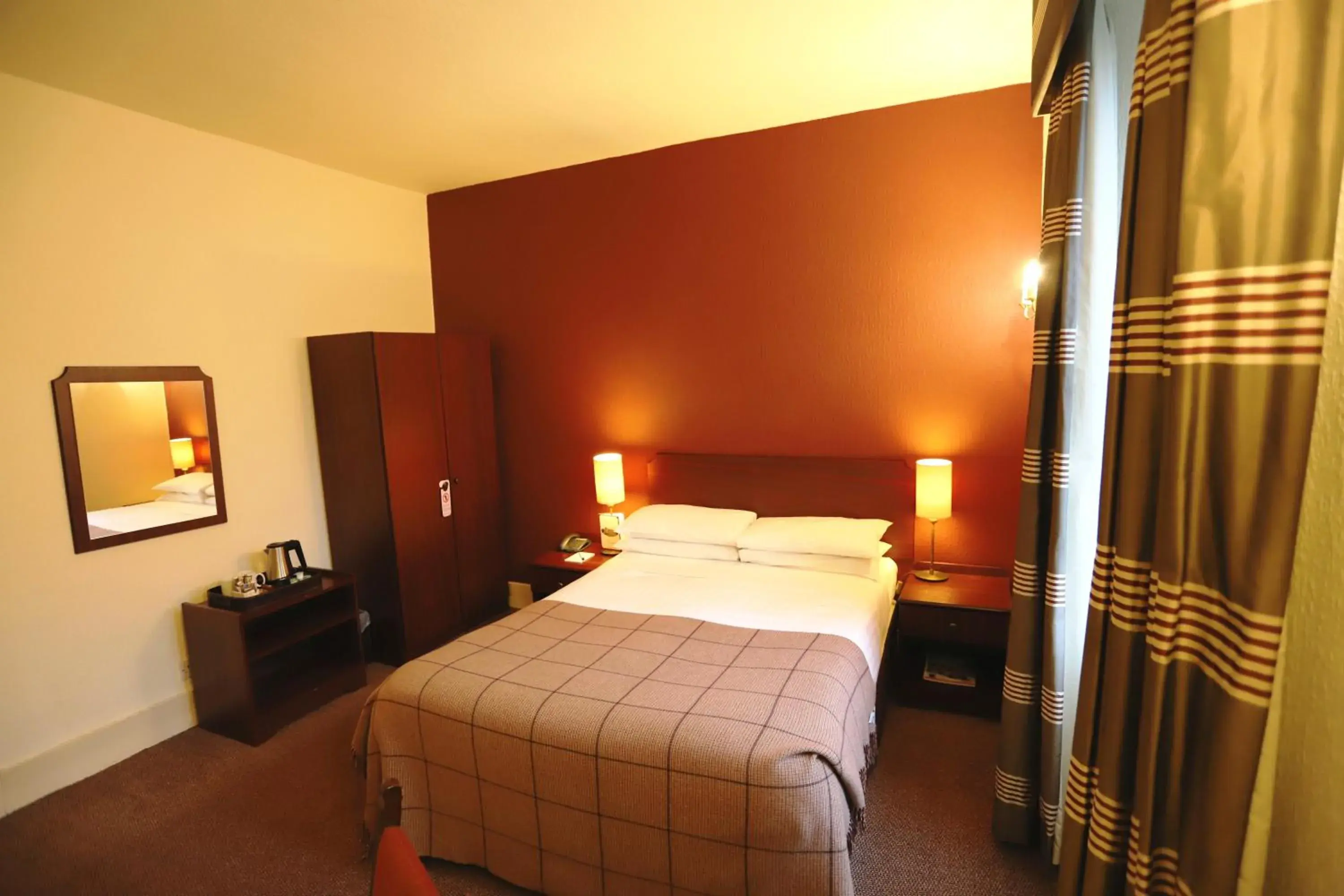 Photo of the whole room, Bed in Ben Wyvis Hotel Photo of the whole room, Bed in Ben Wyvis Hotel