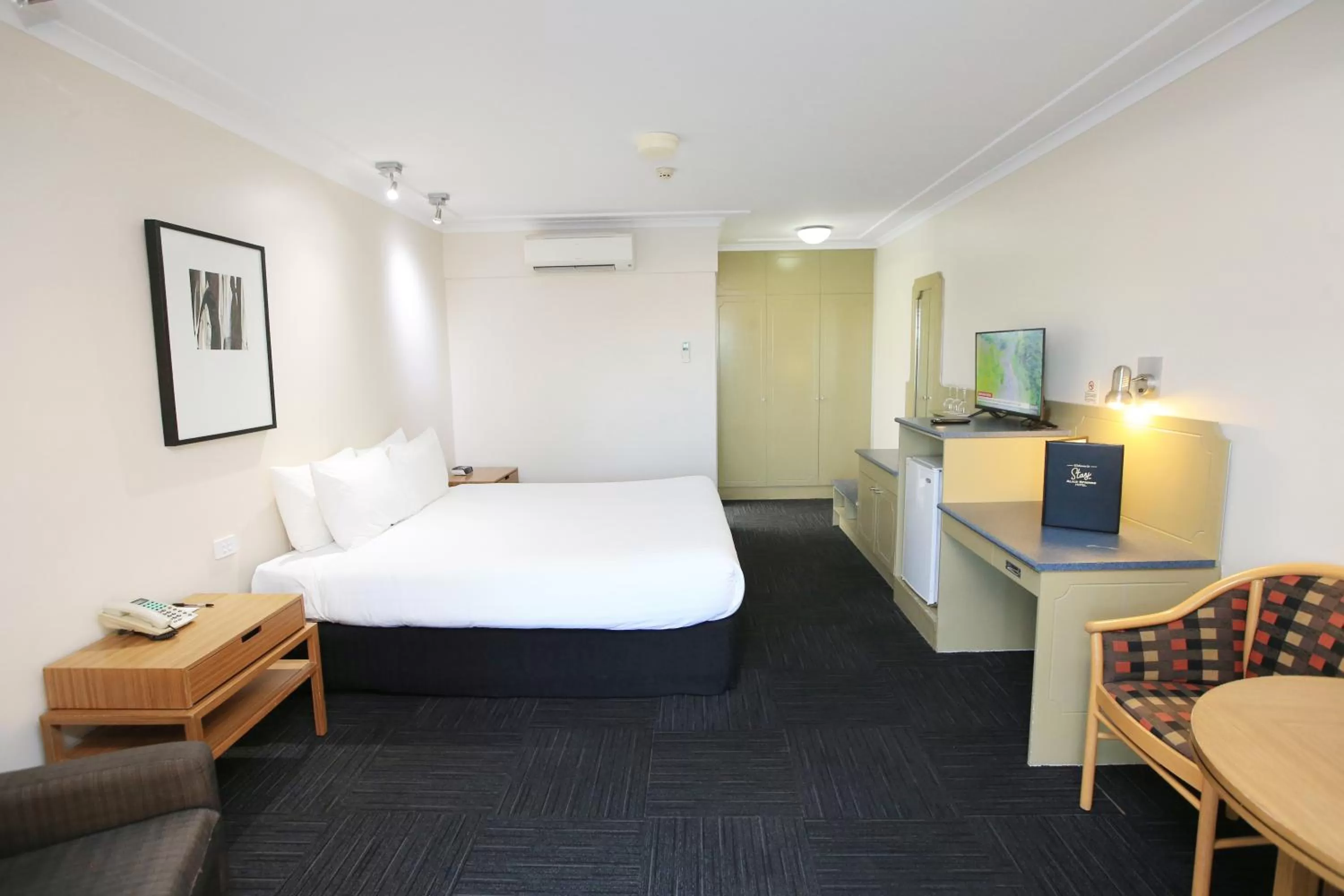 Photo of the whole room, Bed in Stay at Alice Springs Hotel