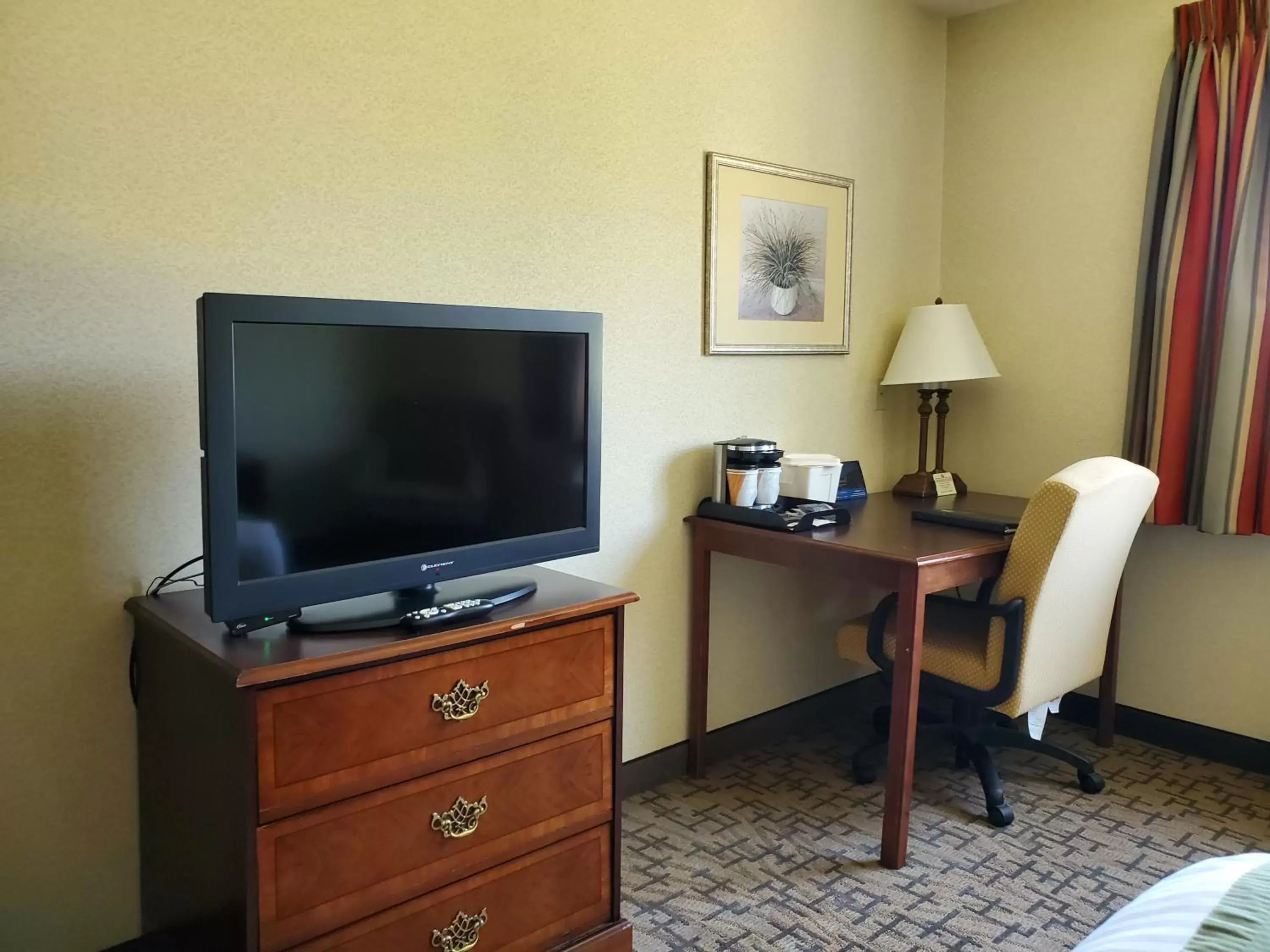 TV and multimedia, TV/Entertainment Center in Boarders Inn & Suites by Cobblestone Hotels - Shawano