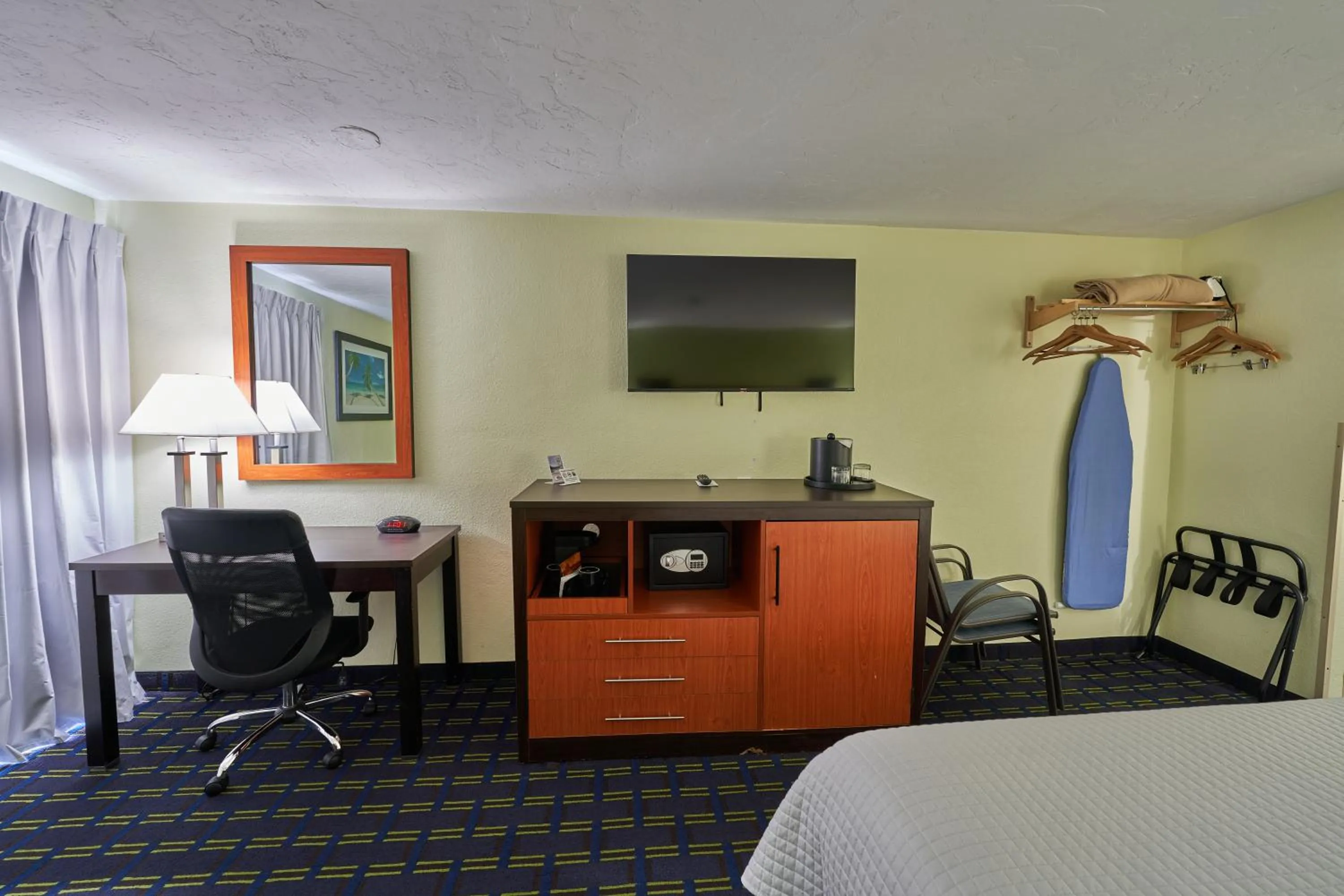 TV and multimedia, Bed in The Mariner Resort Cape Cod by The Red Collection