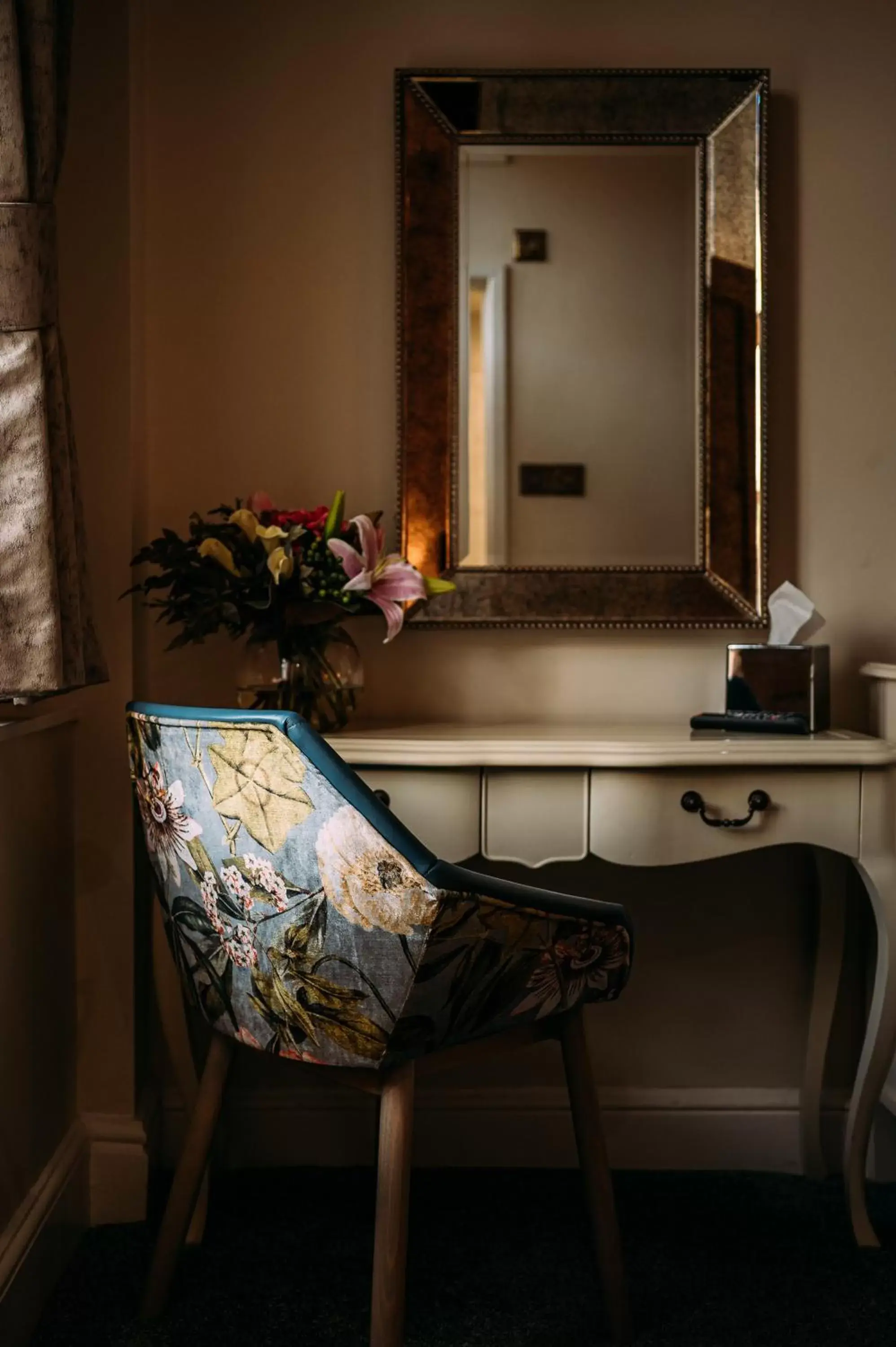 Bedroom, Bathroom in The Queens Hotel