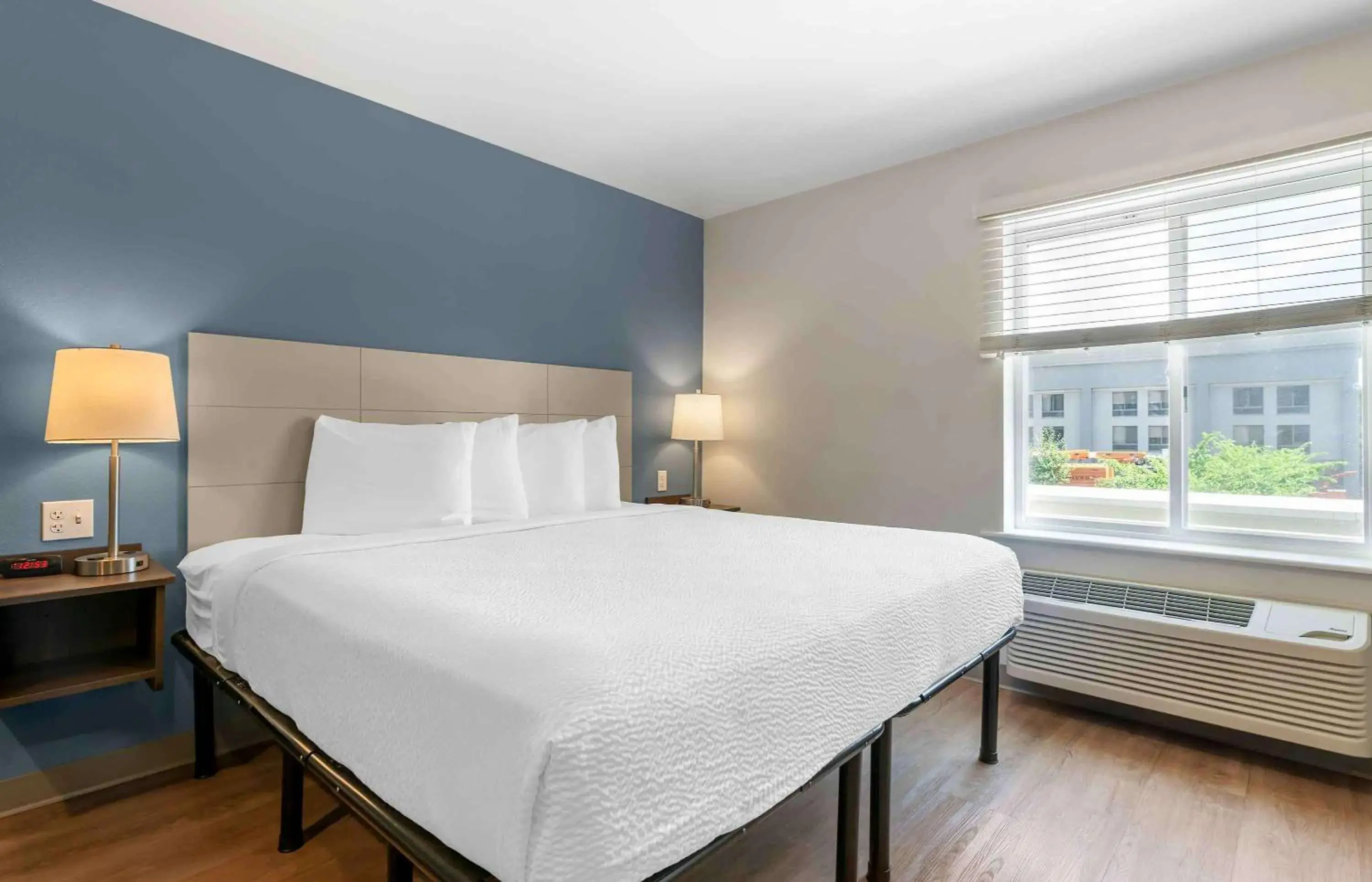 Bedroom, Bed in Extended Stay America Suites - Portland - East