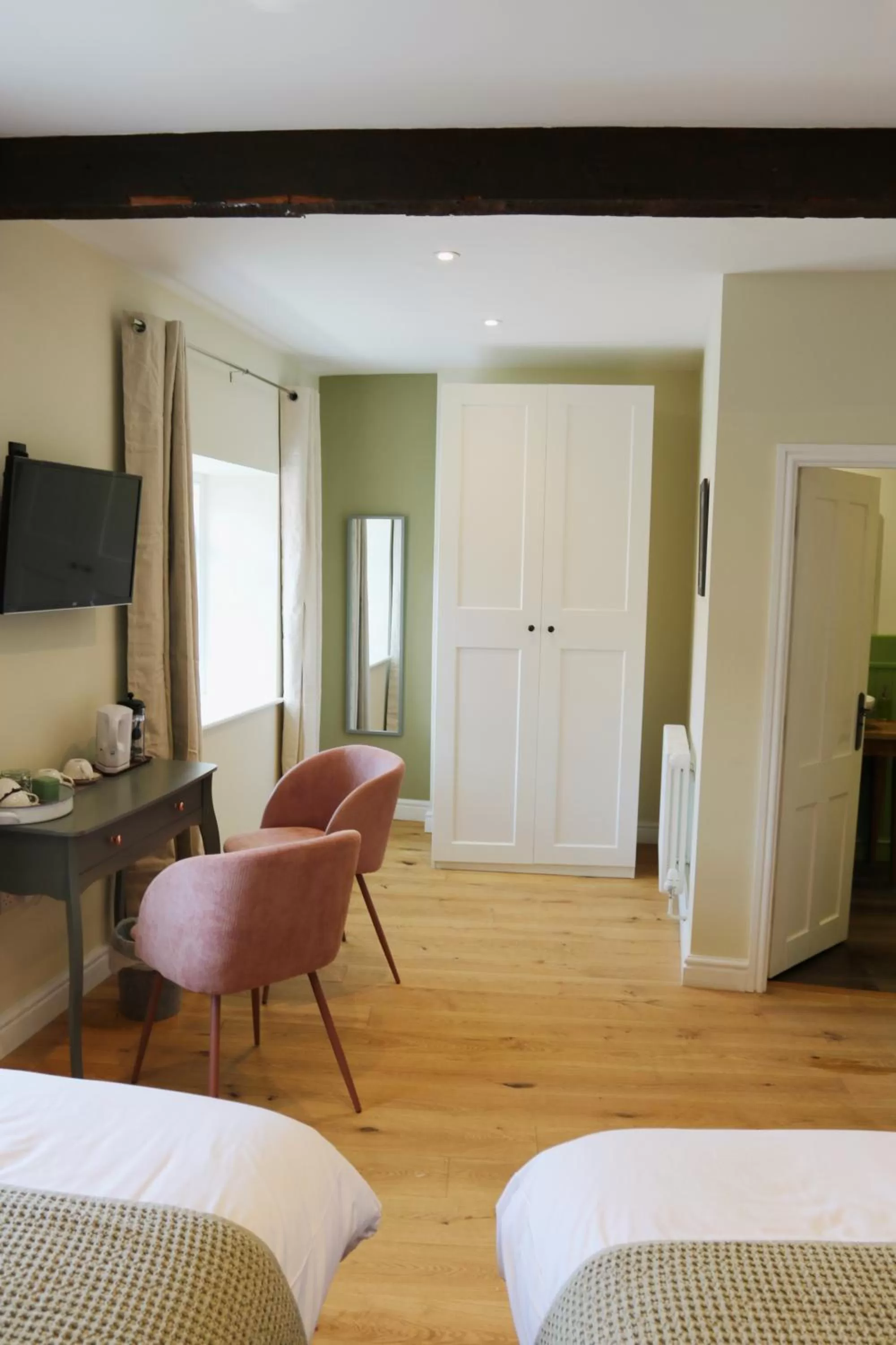 Seating area, Bed in Riverbanc