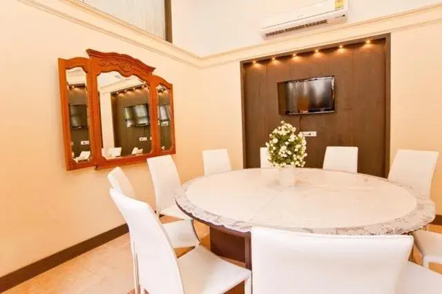 Dining Area in Siam Paradise Hotel