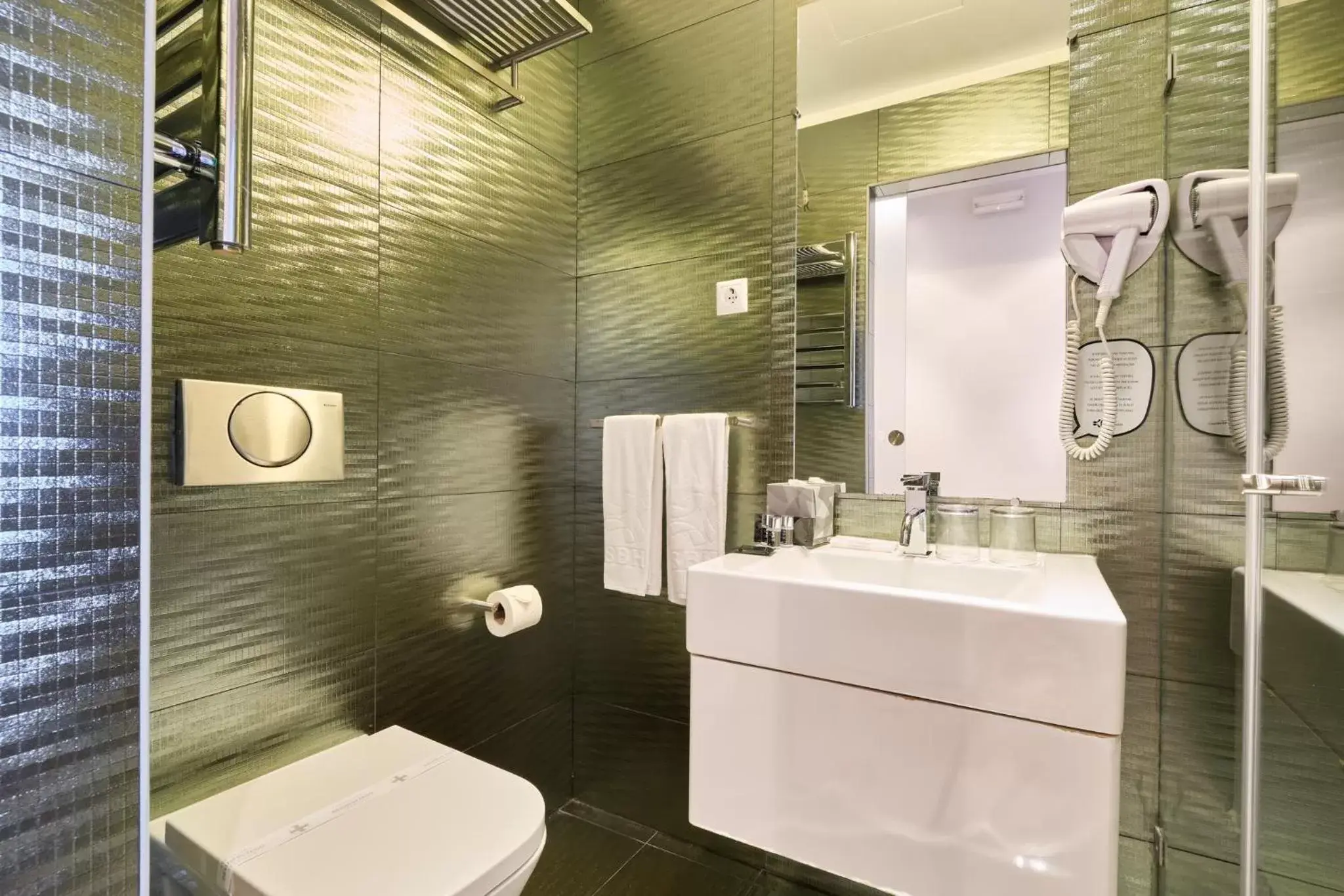 Shower, Bathroom in Sintra Bliss Hotel