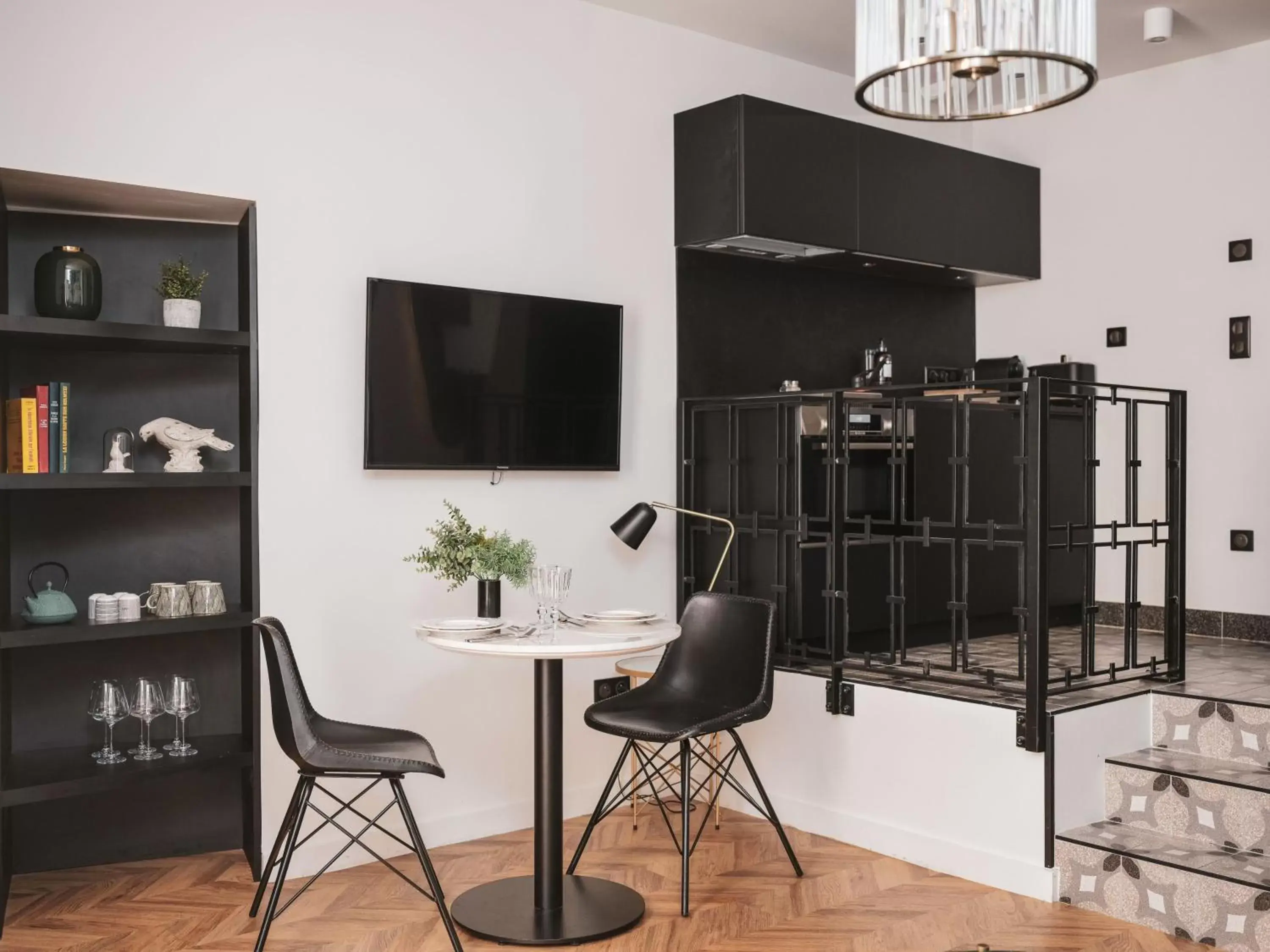 Dining area, TV/Entertainment Center in Maisons du Monde Hotel & Suites - Nantes