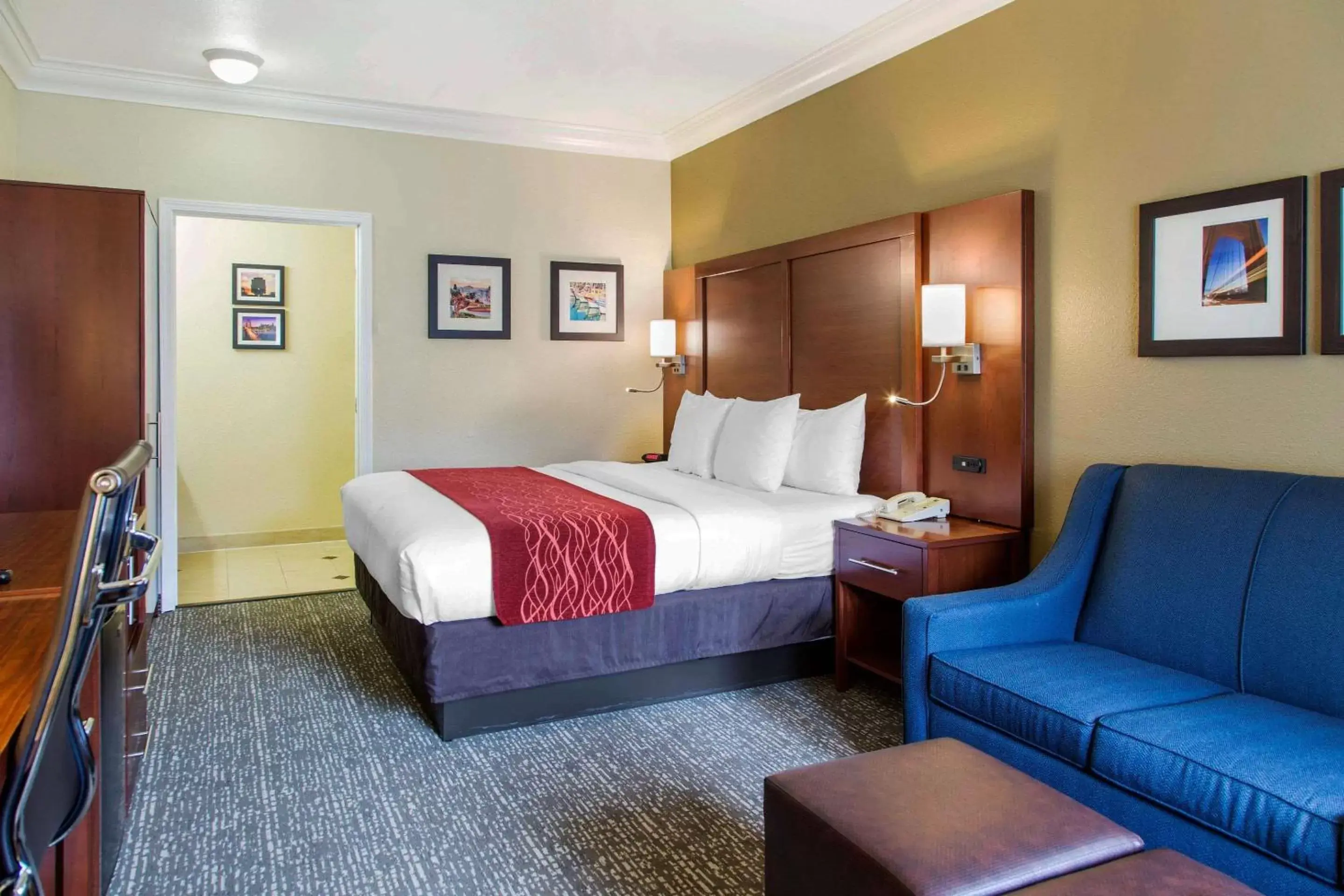 Photo of the whole room, Bed in Comfort Inn & Suites San Francisco Airport North