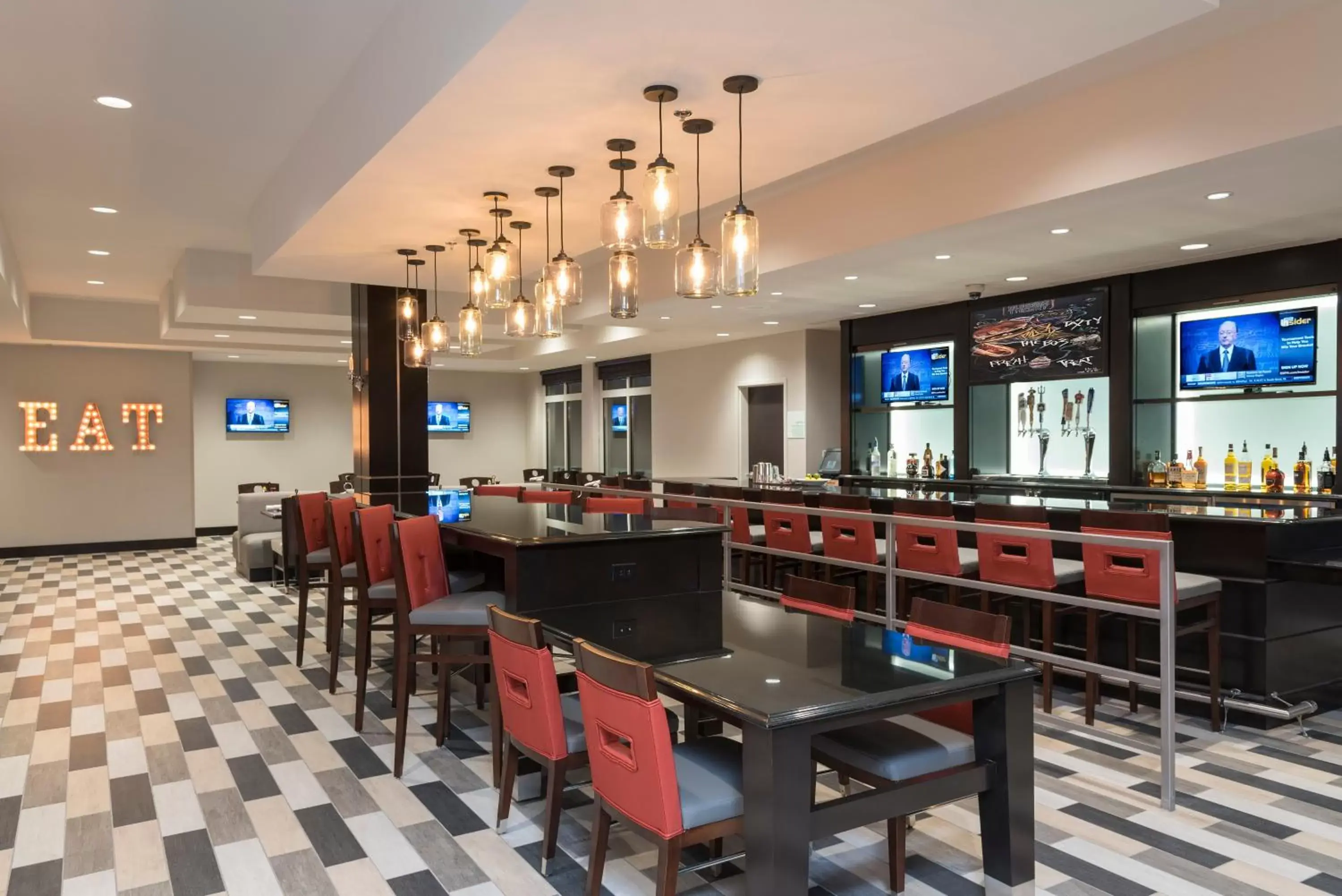 Lounge or bar, Restaurant/Places to Eat in Holiday Inn Indianapolis Airport, an IHG Hotel