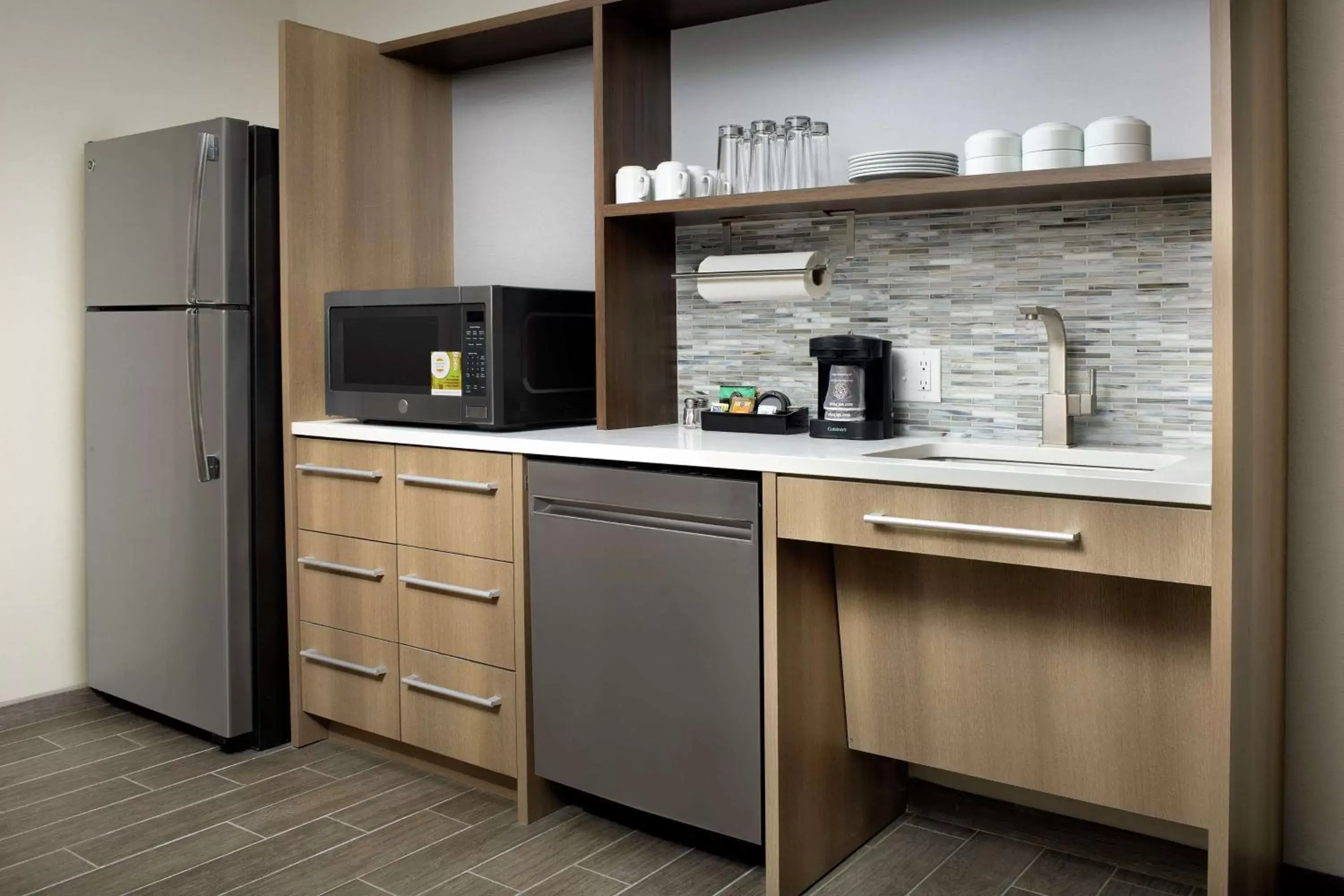 Bedroom, Kitchen/Kitchenette in Home2 Suites By Hilton Lakeland