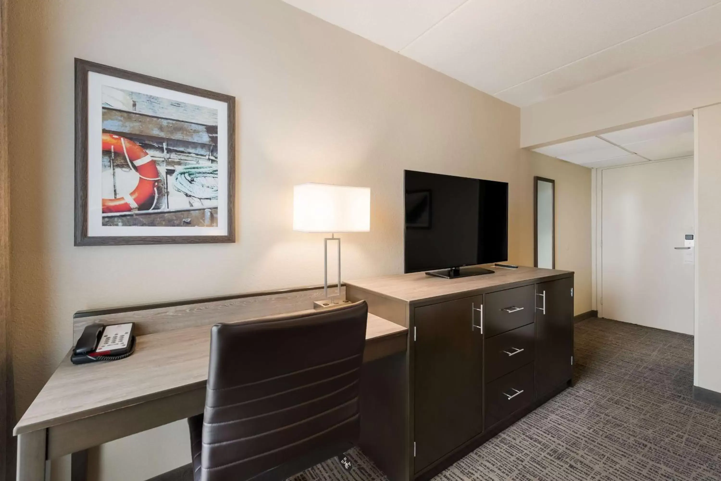 Bedroom, TV/Entertainment Center in Best Western Holiday Lodge