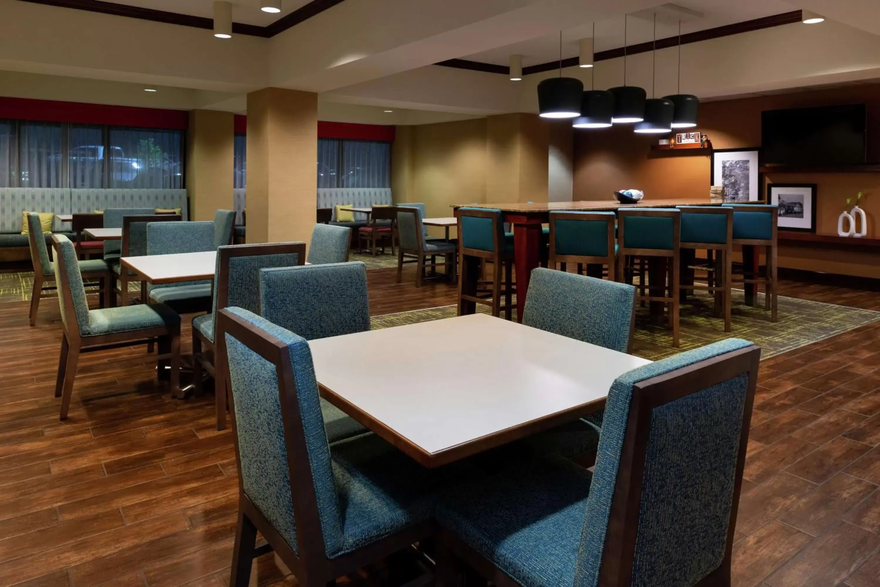 Lobby or reception, Restaurant/Places to Eat in Hampton Inn Greensboro Airport