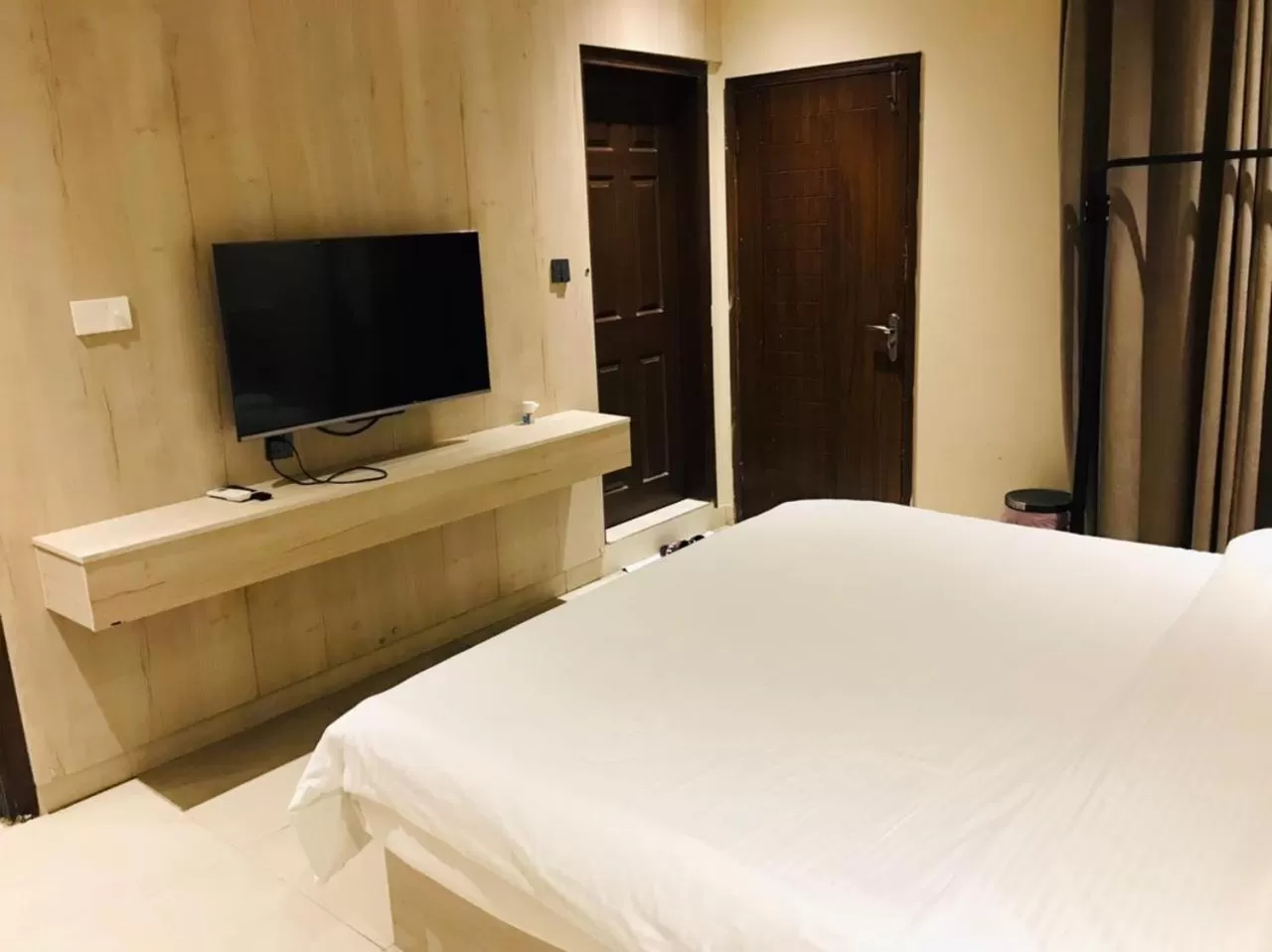 Bedroom, Bed in Hamsun Shahrah-e-Faisal