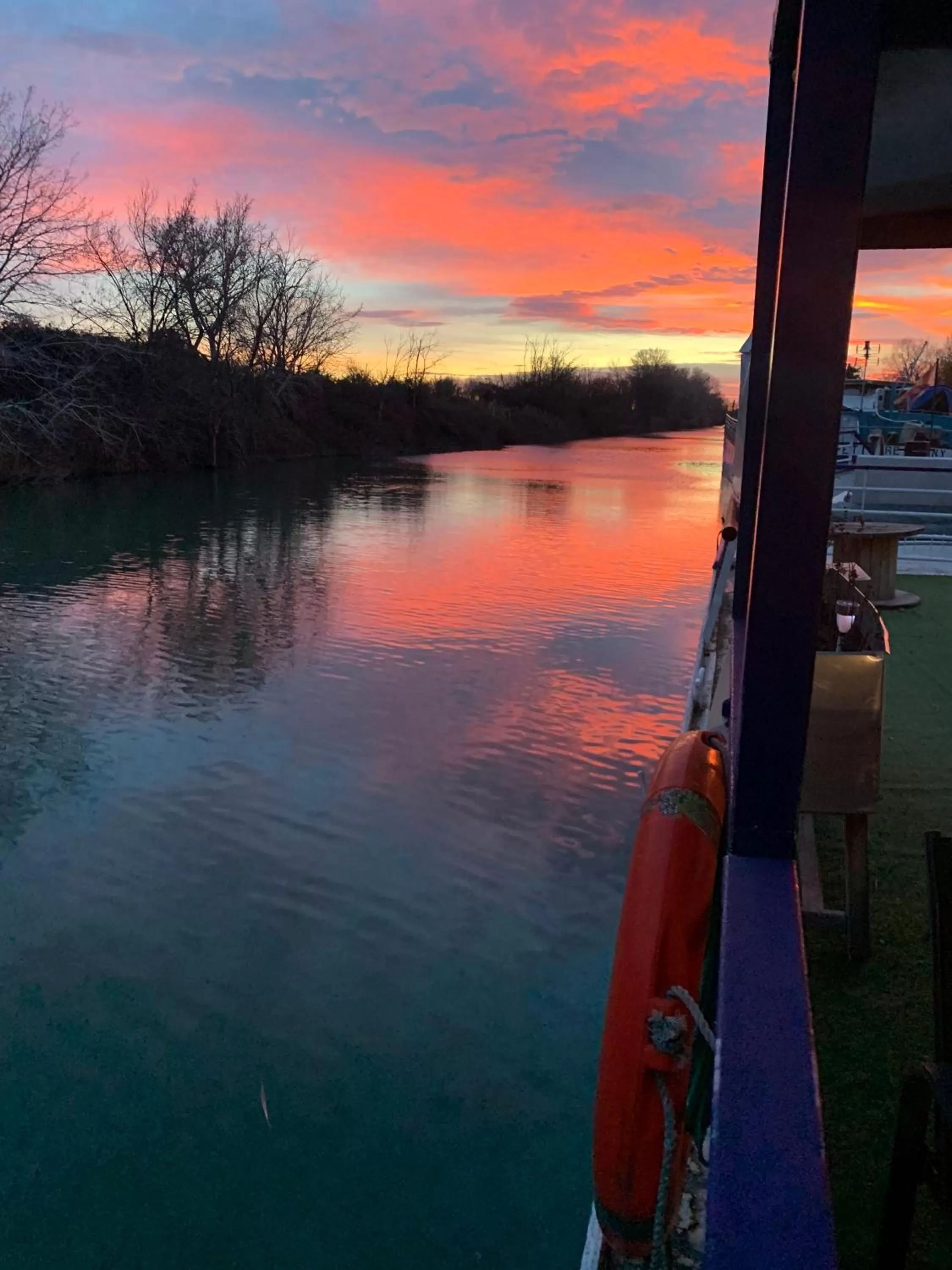 Sunset in Péniche Le Pescalune - Chambre d'hôtes