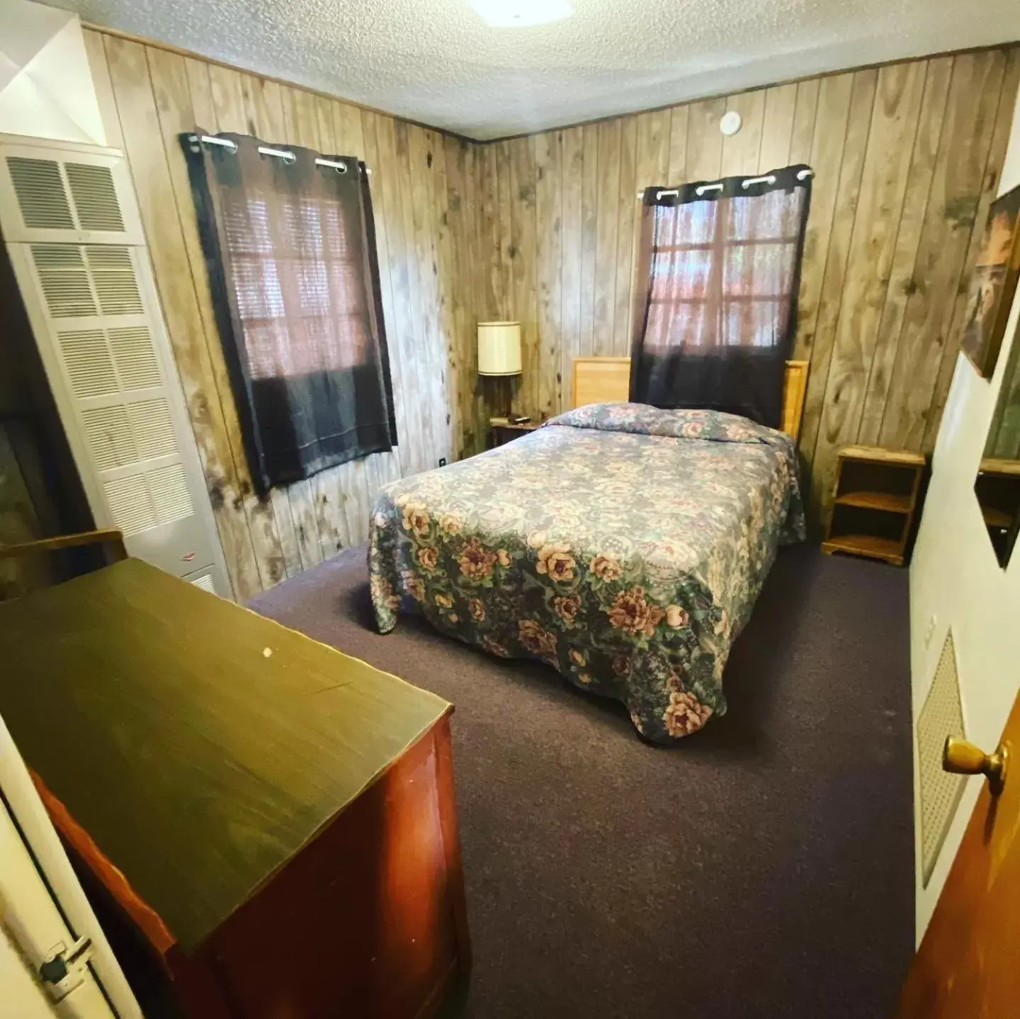 Bed, Room Photo in Rainbow Motel