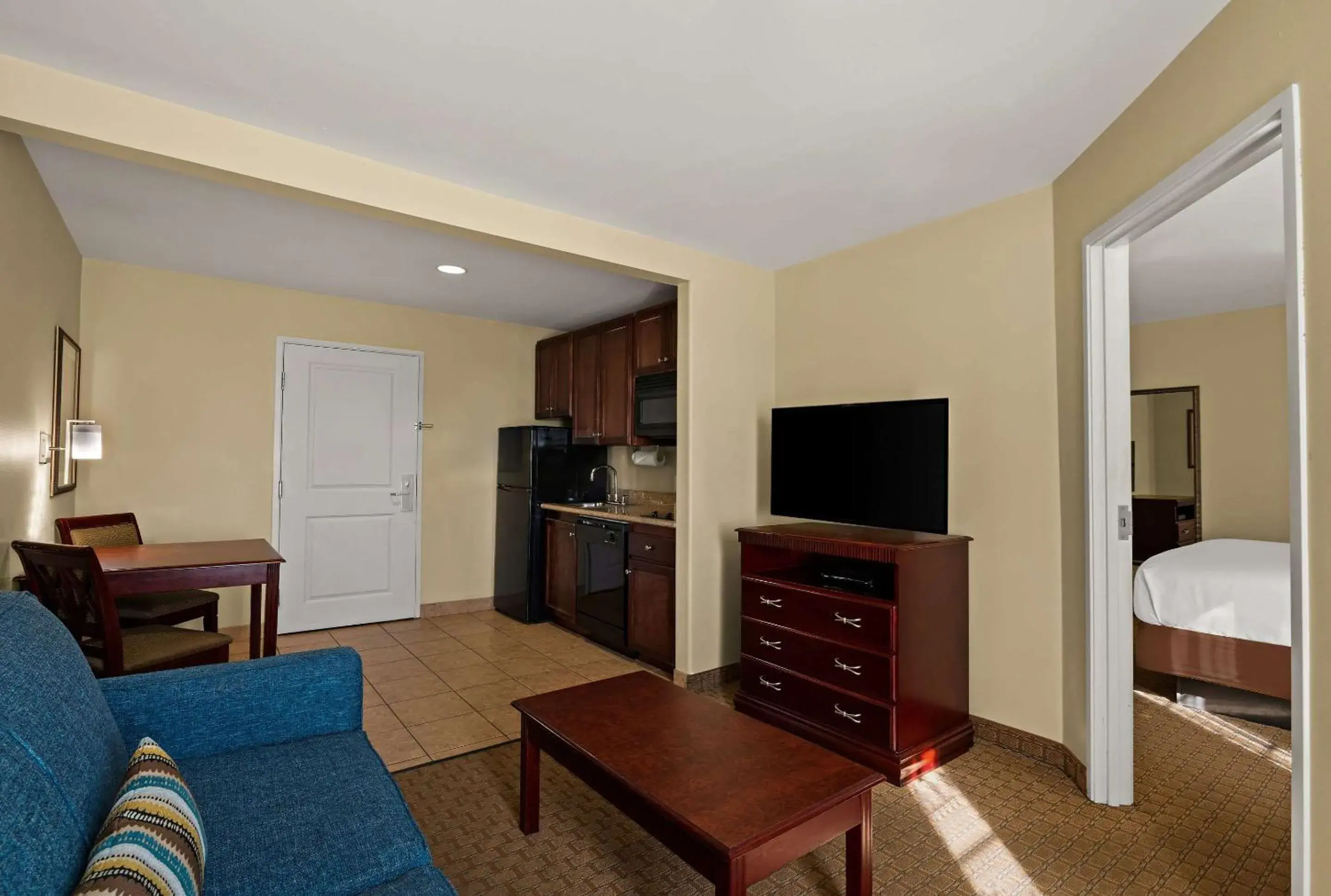 Bedroom, TV/Entertainment Center in Mainstay Suites Houma