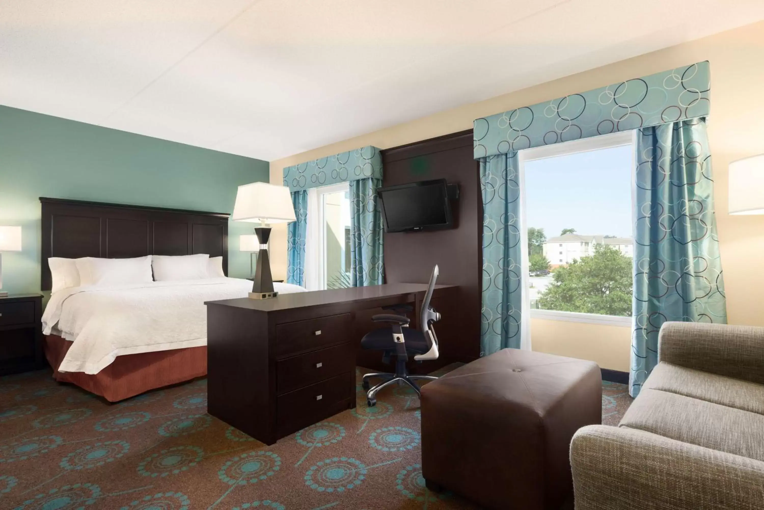 Bedroom, TV/Entertainment Center in Hampton Inn & Suites Bluffton-Sun City