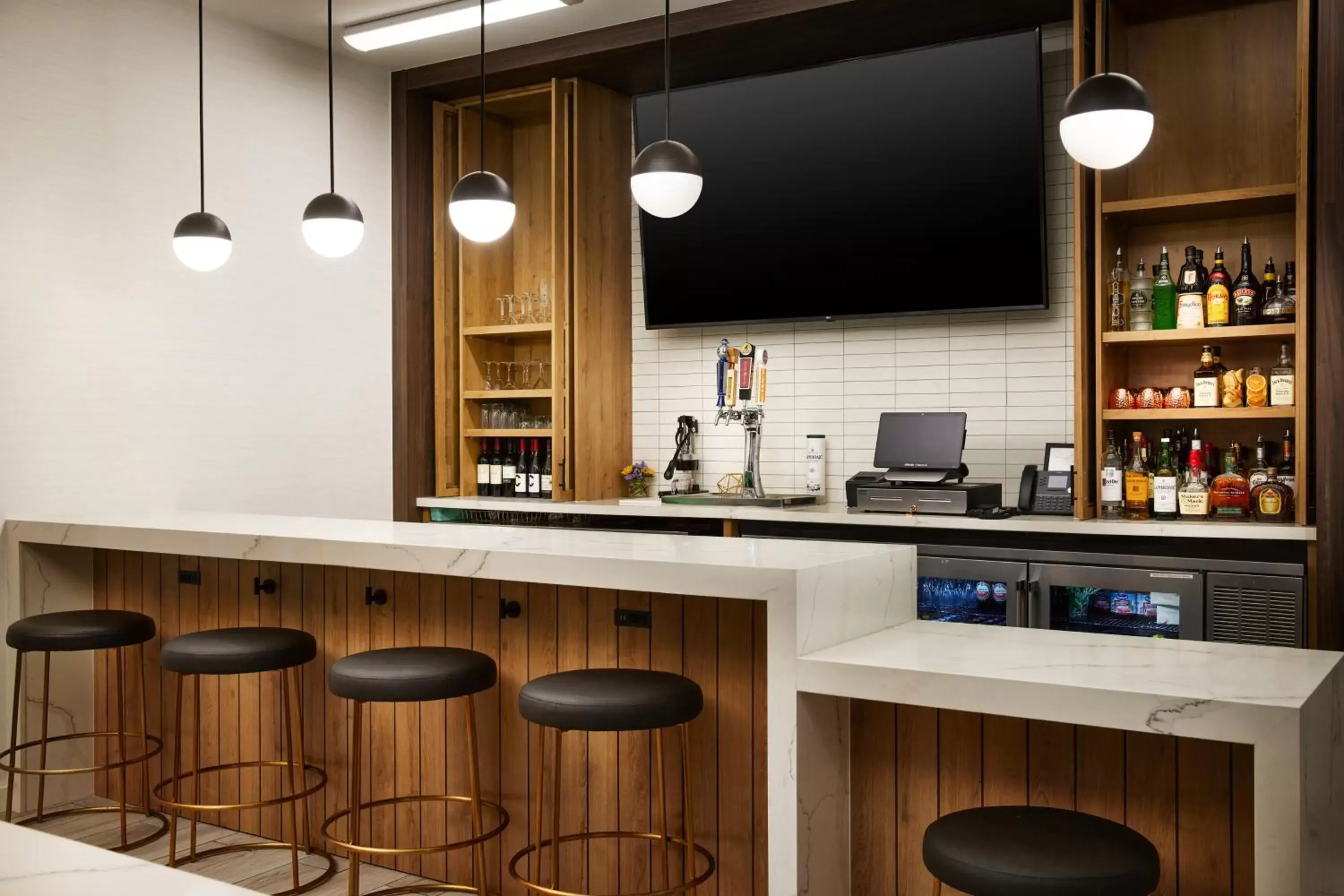 Lounge or bar, Kitchen/Kitchenette in Staybridge Suites - Auburn - University Area, an IHG Hotel