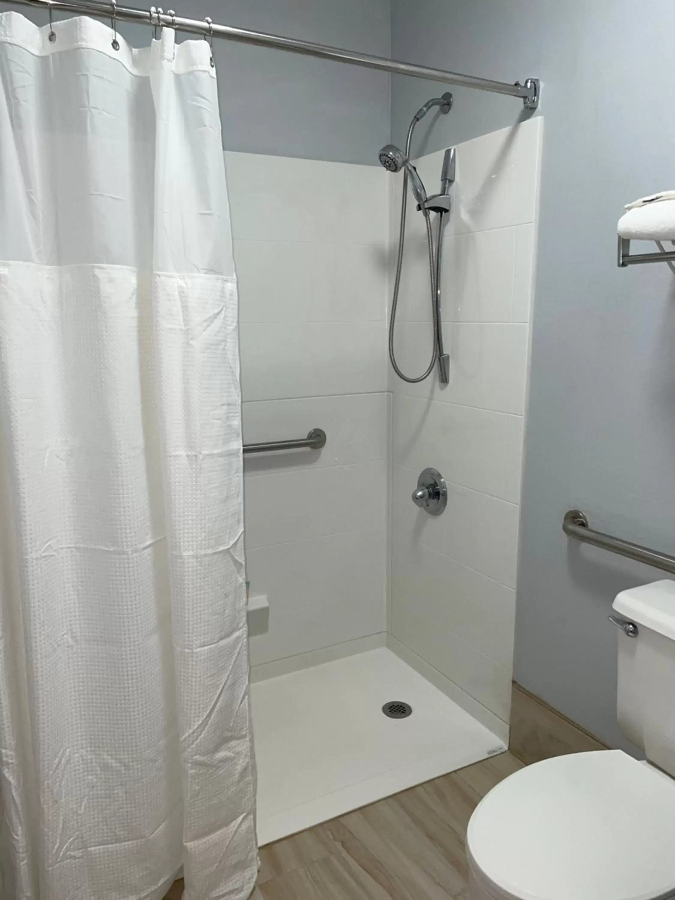 Shower, Bathroom in Best Western Navarre Waterfront