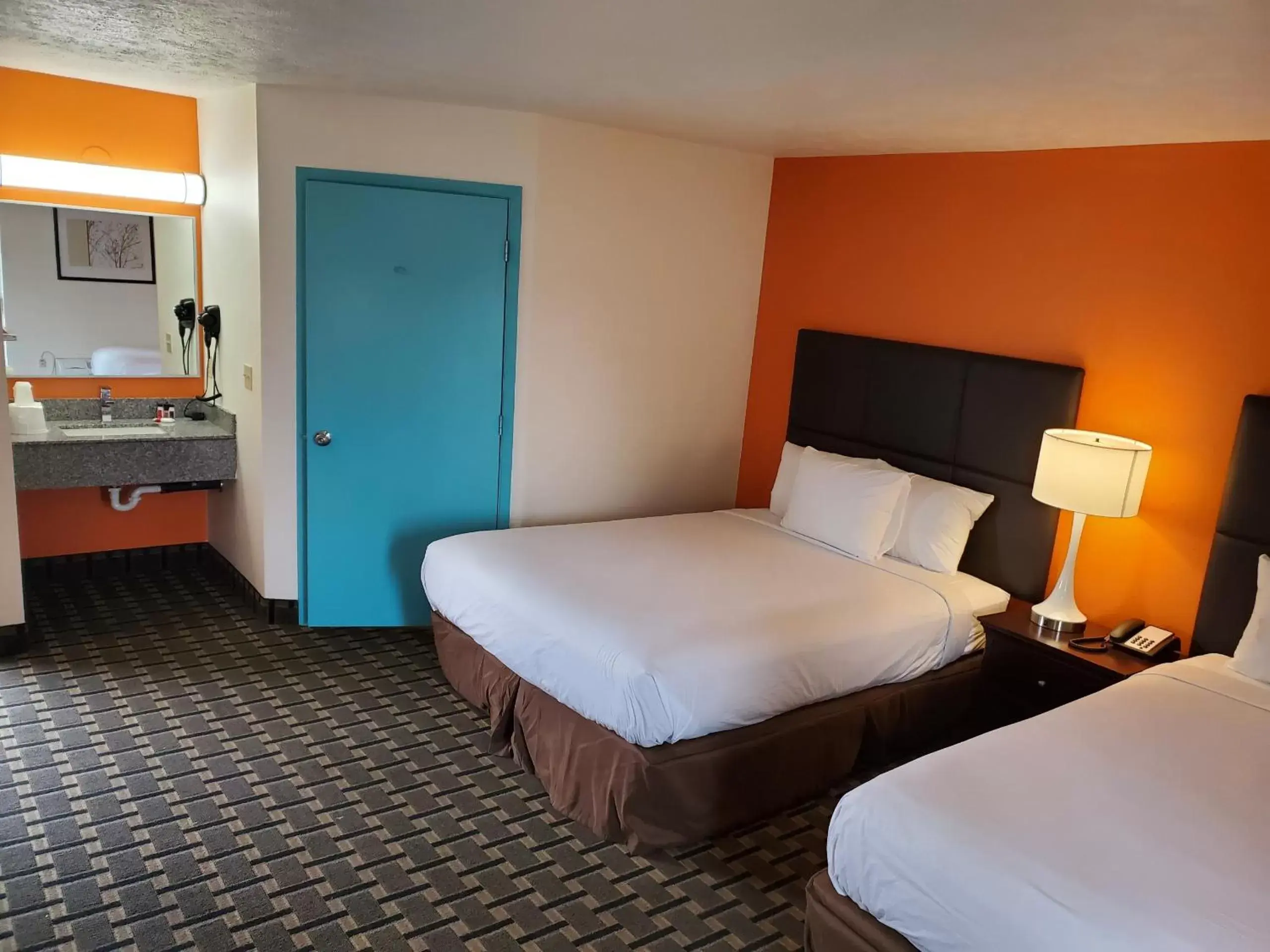 Photo of the whole room, Bed in Howard Johnson by Wyndham Spokane