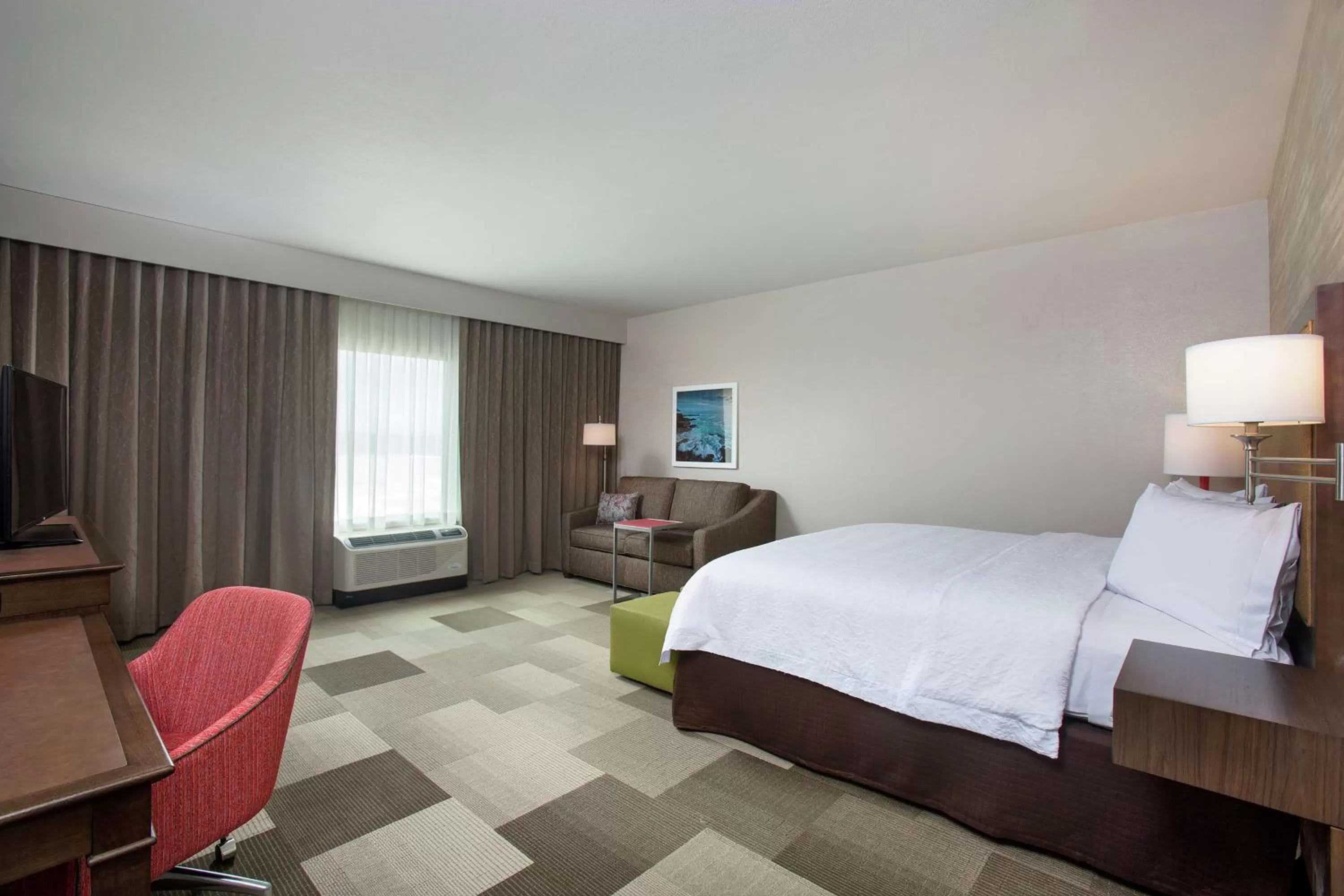 Bed in Hampton Inn & Suites Oahu Kapolei - FREE Parking - No Resort Fee