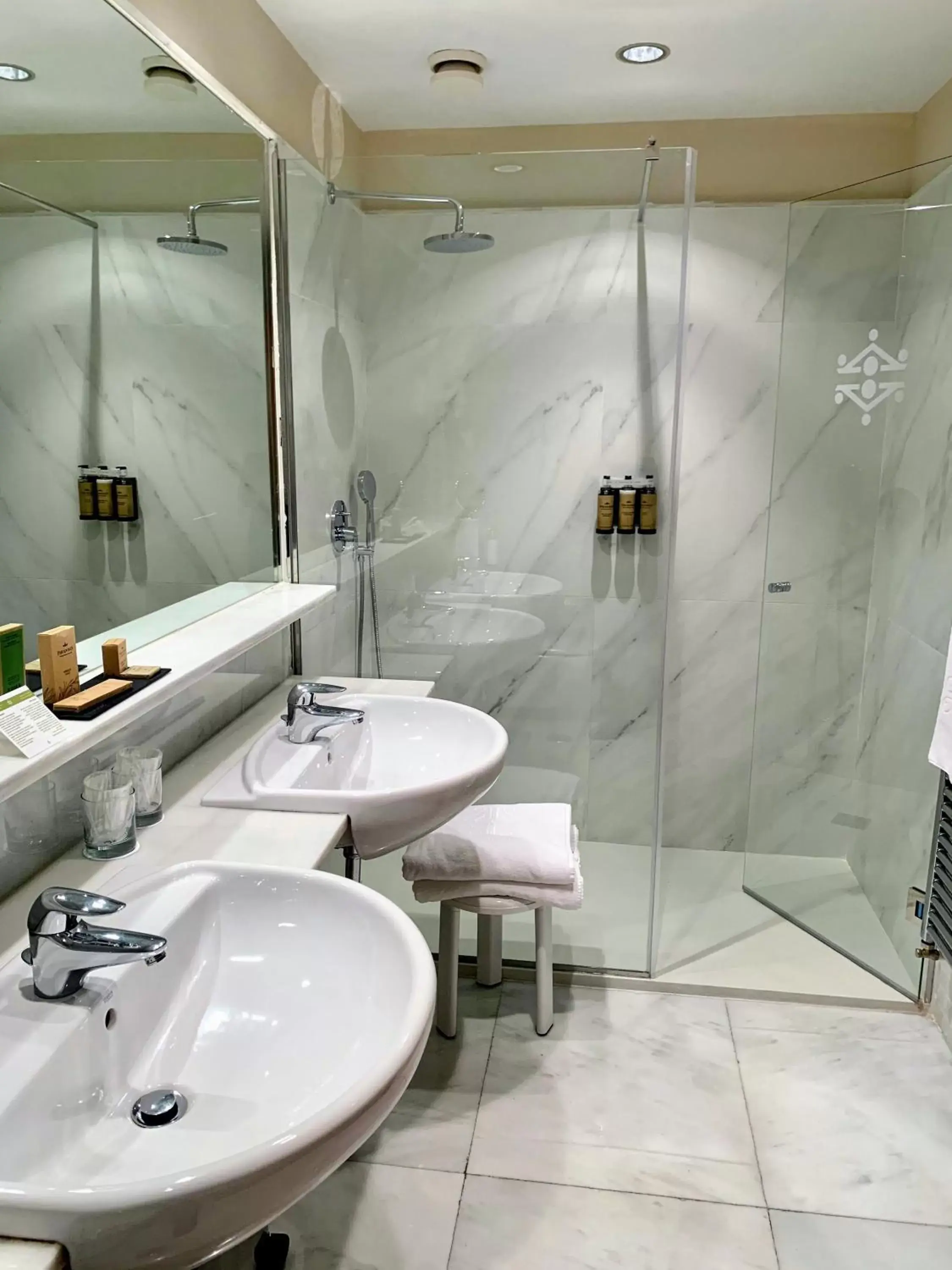Shower, Bathroom in Parador de Salamanca
