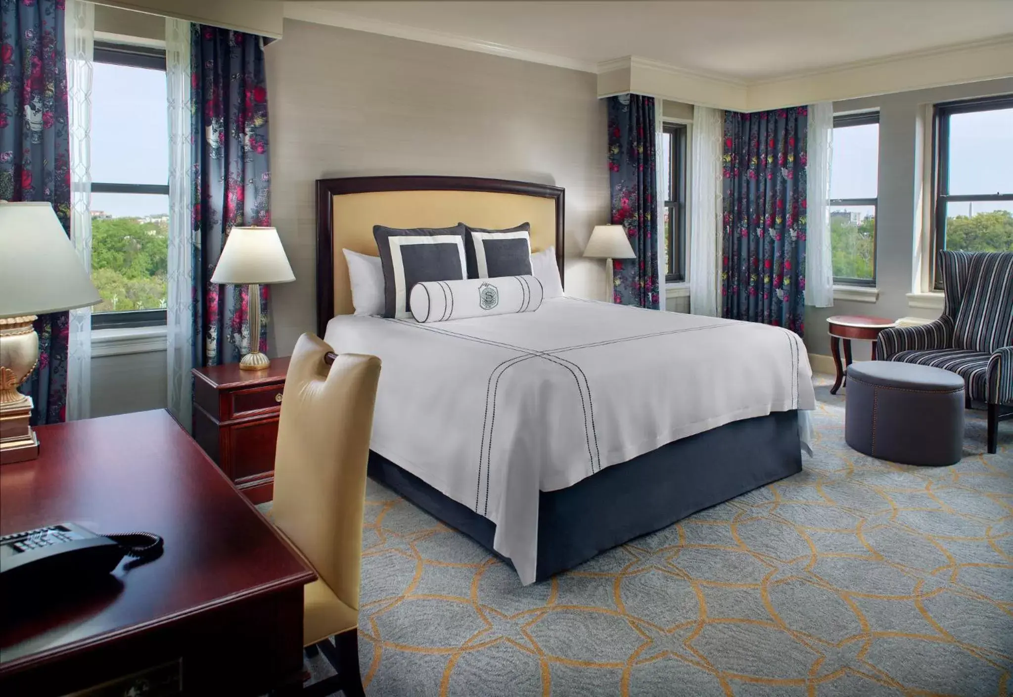 Photo of the whole room, Bed in Omni Shoreham Hotel