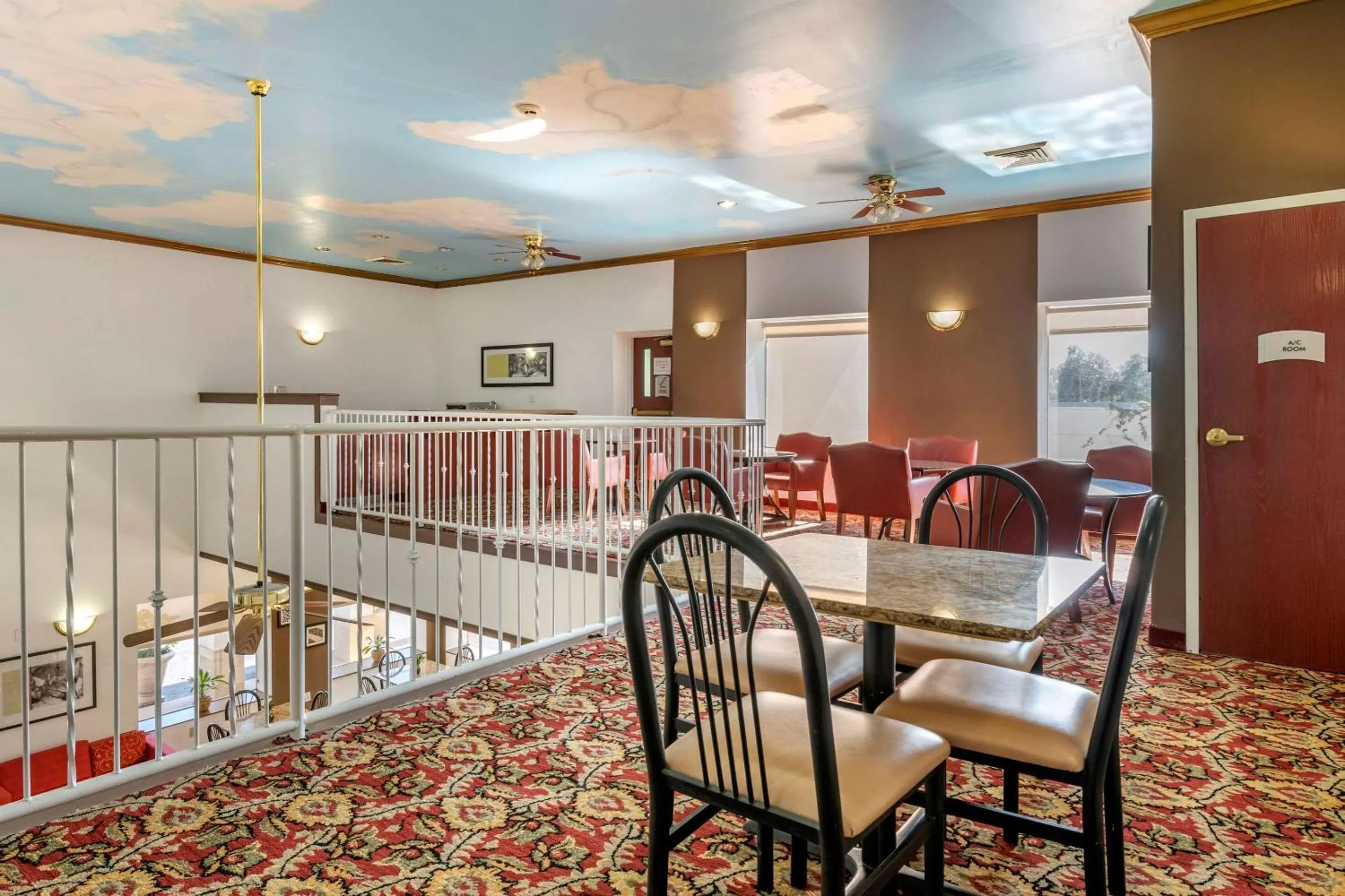 Lounge or bar in Quality Inn Zephyrhills-Dade City