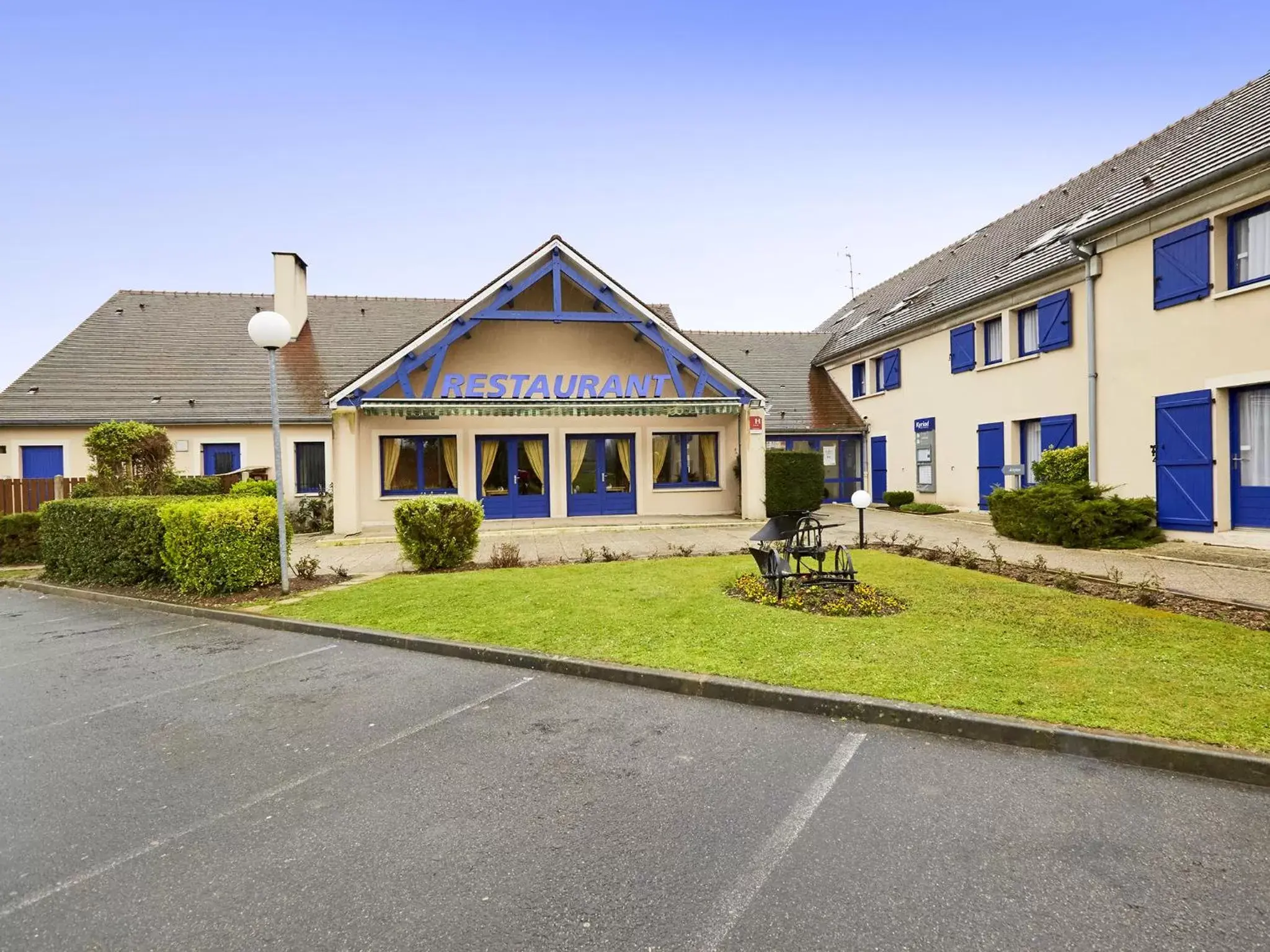 Facade/entrance in Comfort Hotel Etampes Facade/entrance in Comfort Hotel Etampes