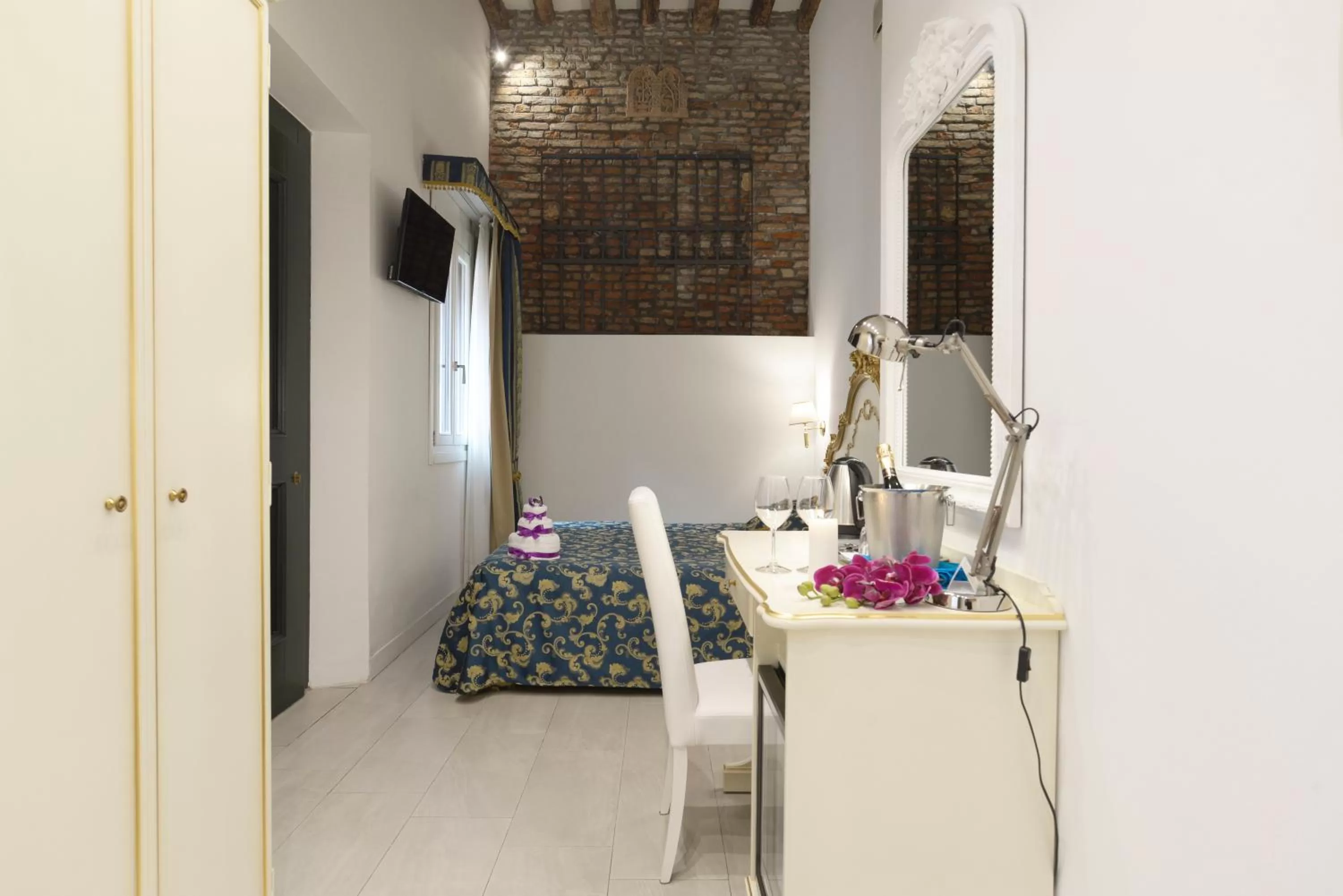 TV and multimedia in Al Mascaron Ridente