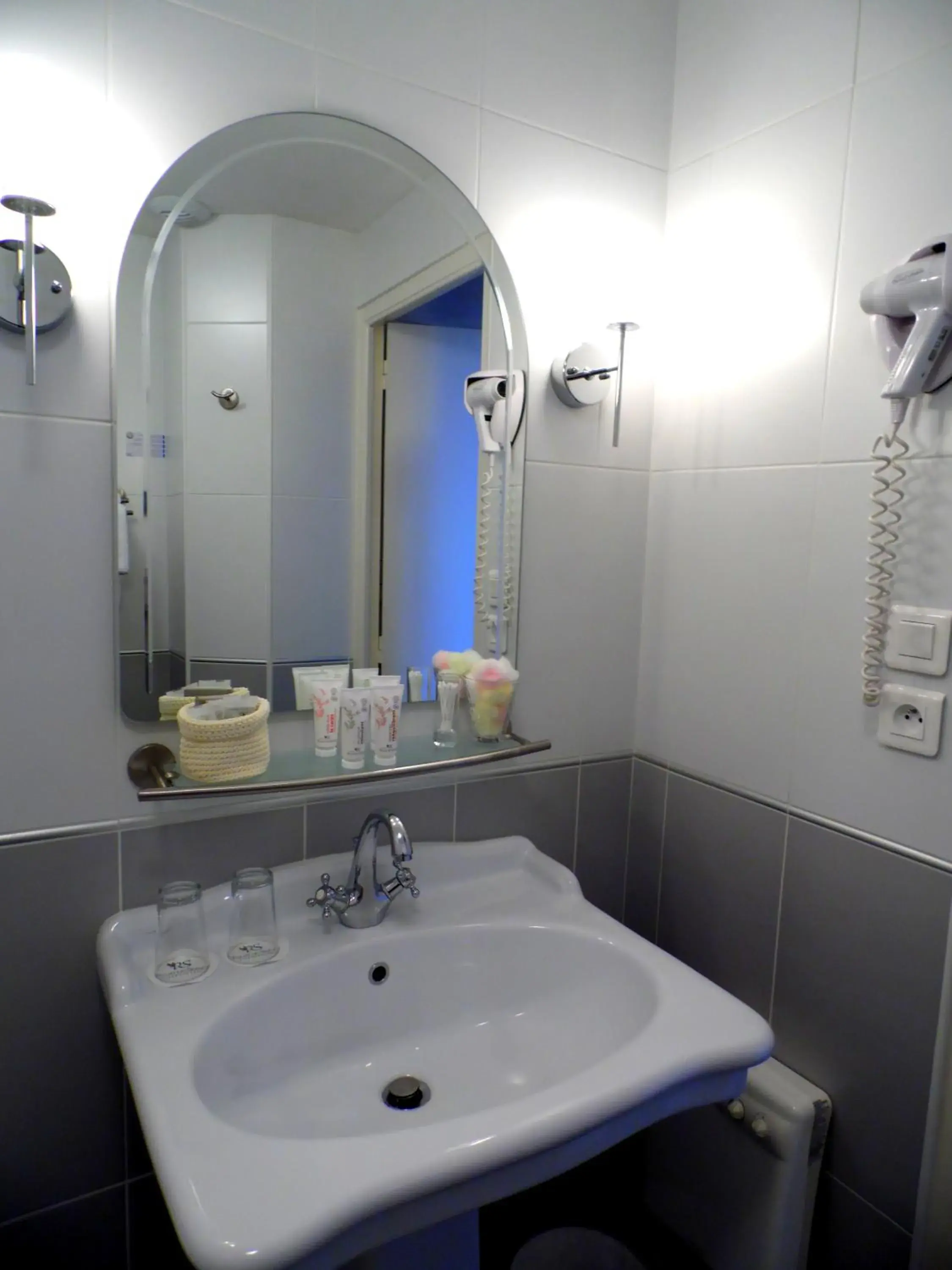 Bathroom in Clos de Vallombreuse, The Originals Relais (Relais du Silence)