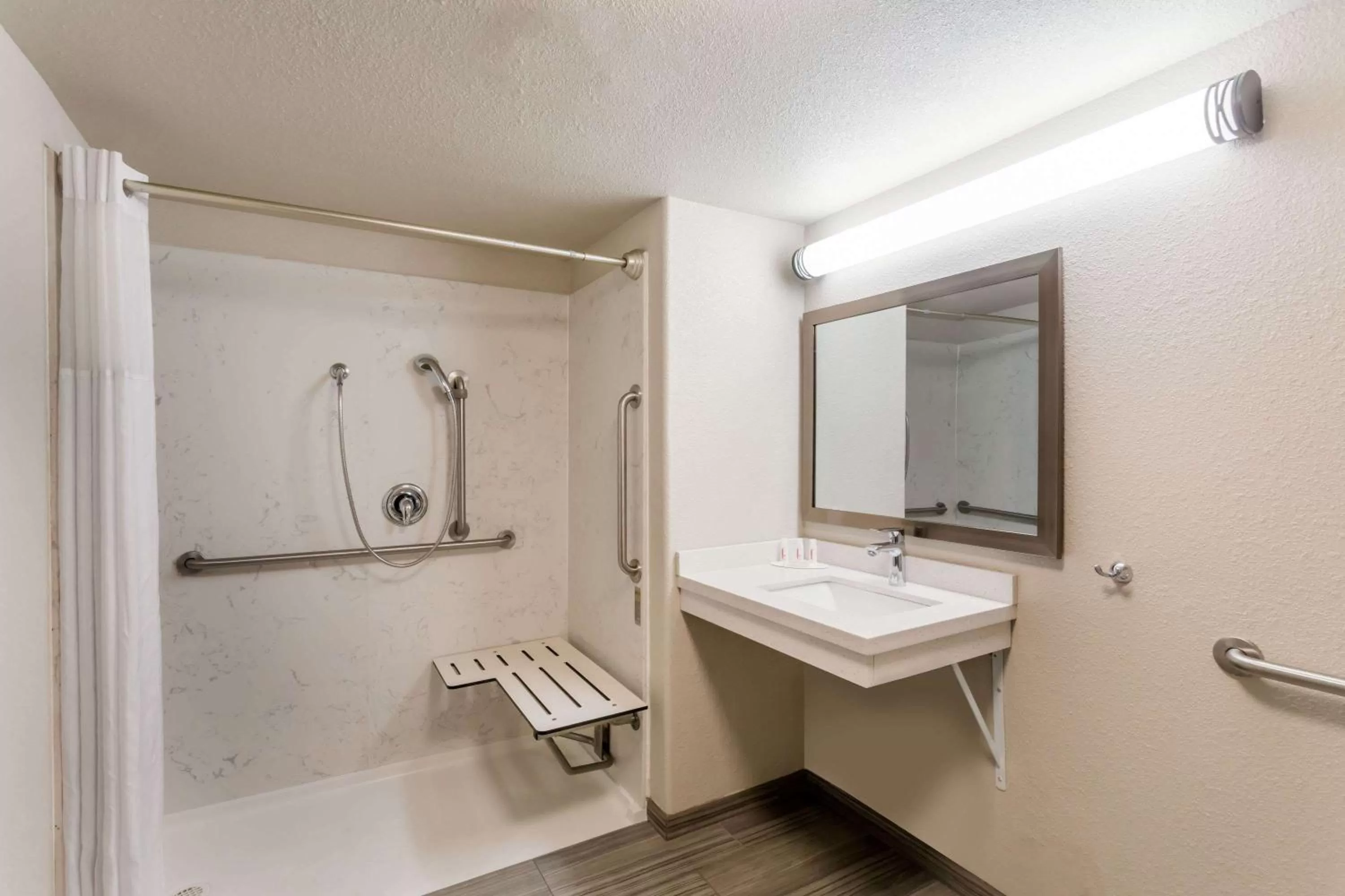 Double Room with Two Double Beds and Mobility/Hearing Impaired Access - Non-Smoking in Days Inn by Wyndham Yosemite Area