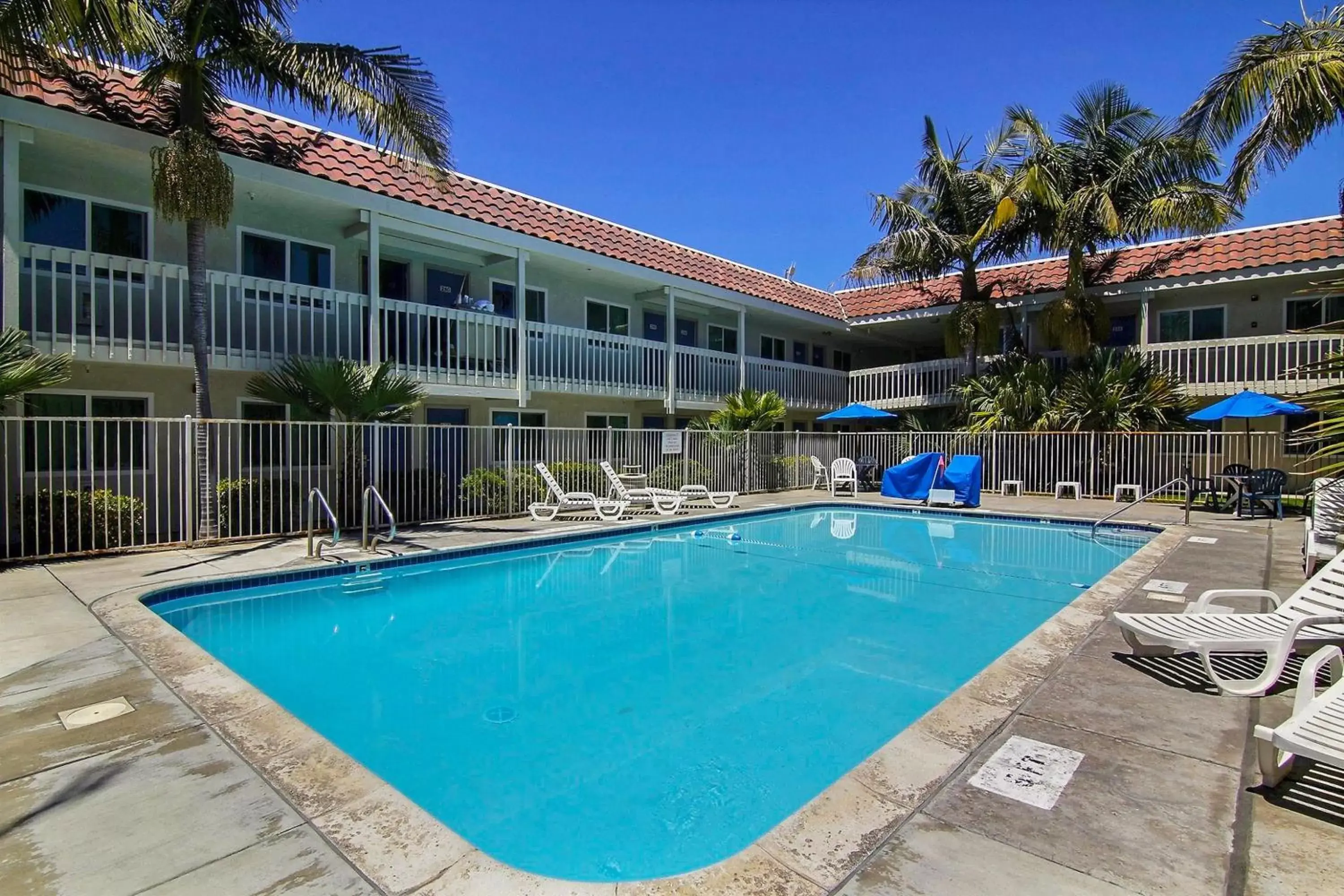 Facade/entrance, Swimming Pool in Motel 6-Carpinteria, CA - Santa Barbara - South
