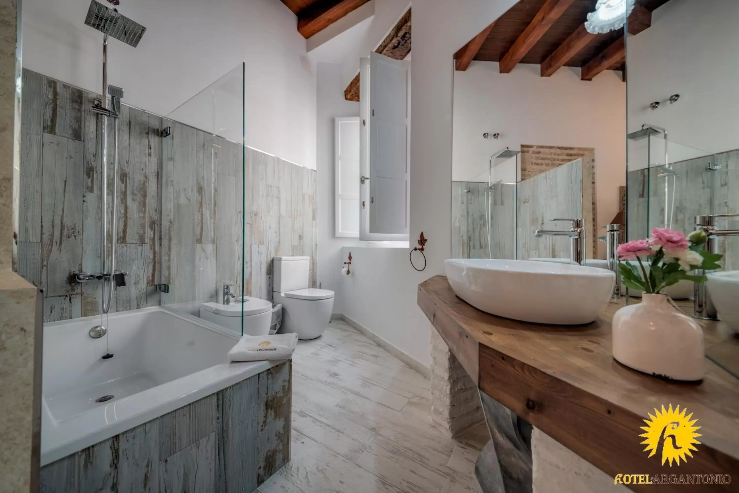 Bathroom in Hotel Argantonio