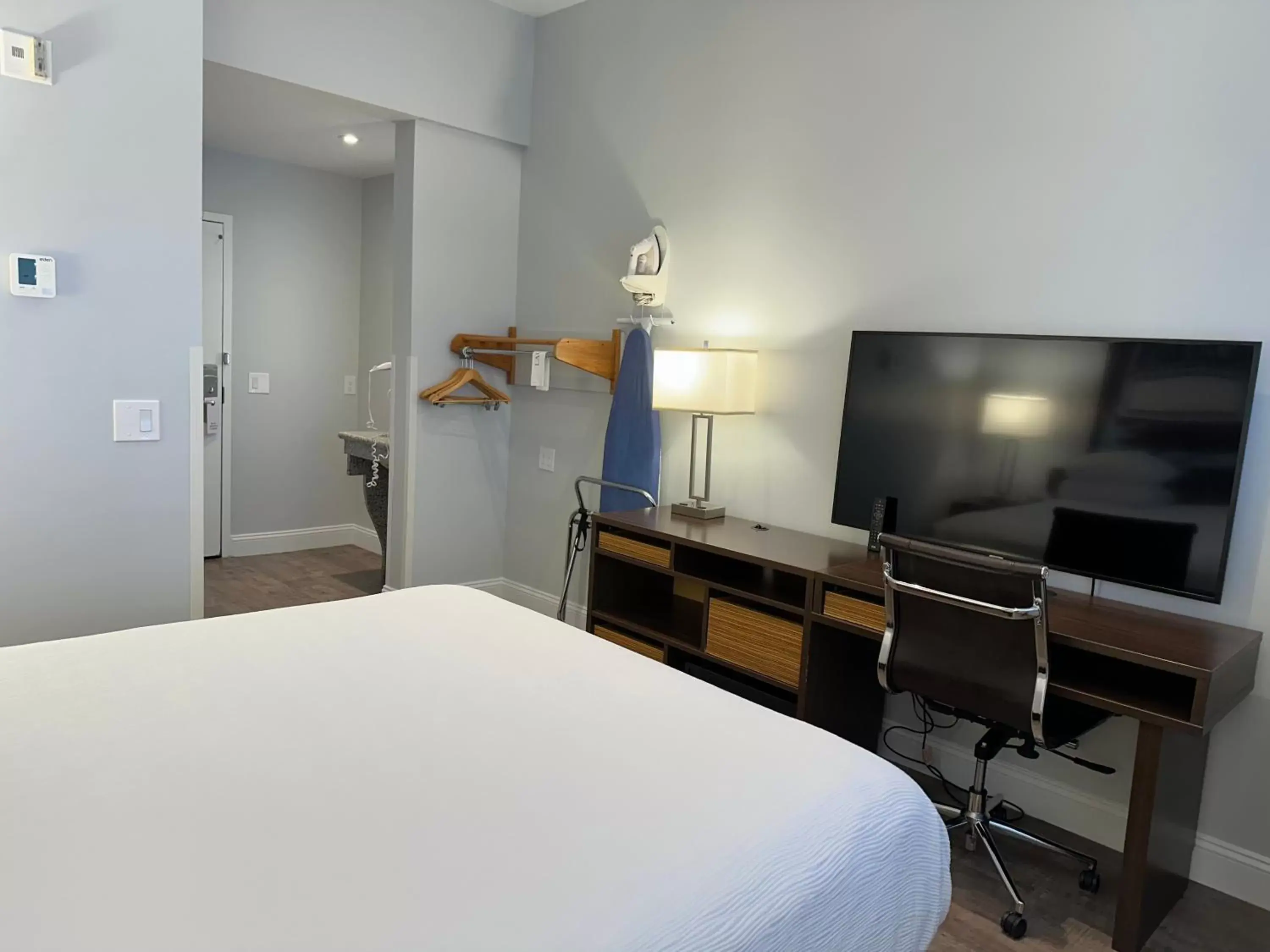 TV and multimedia, Bed in Super 8 by Wyndham San Bruno /SF Intl Arpt West