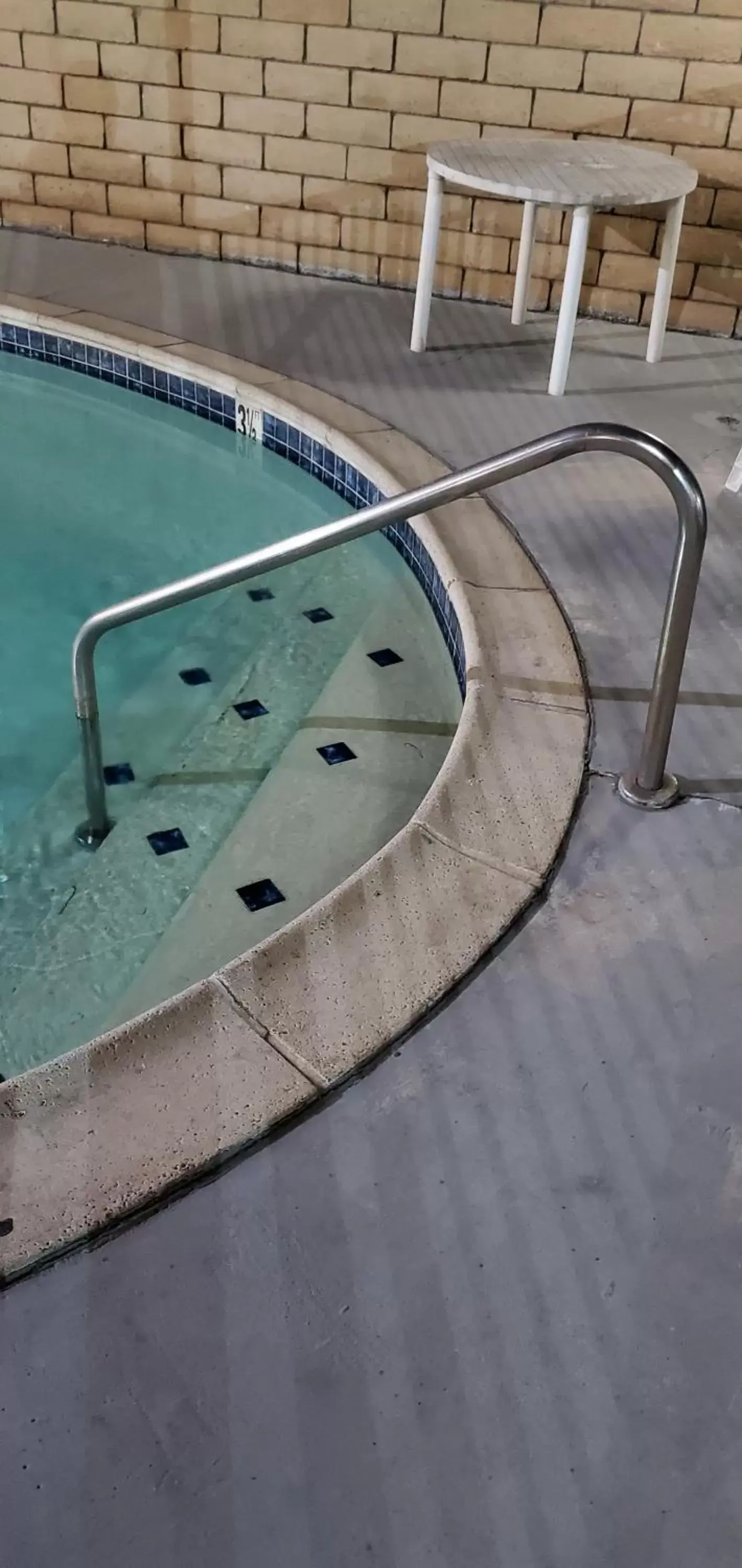 Swimming Pool in Anaheim National Inn