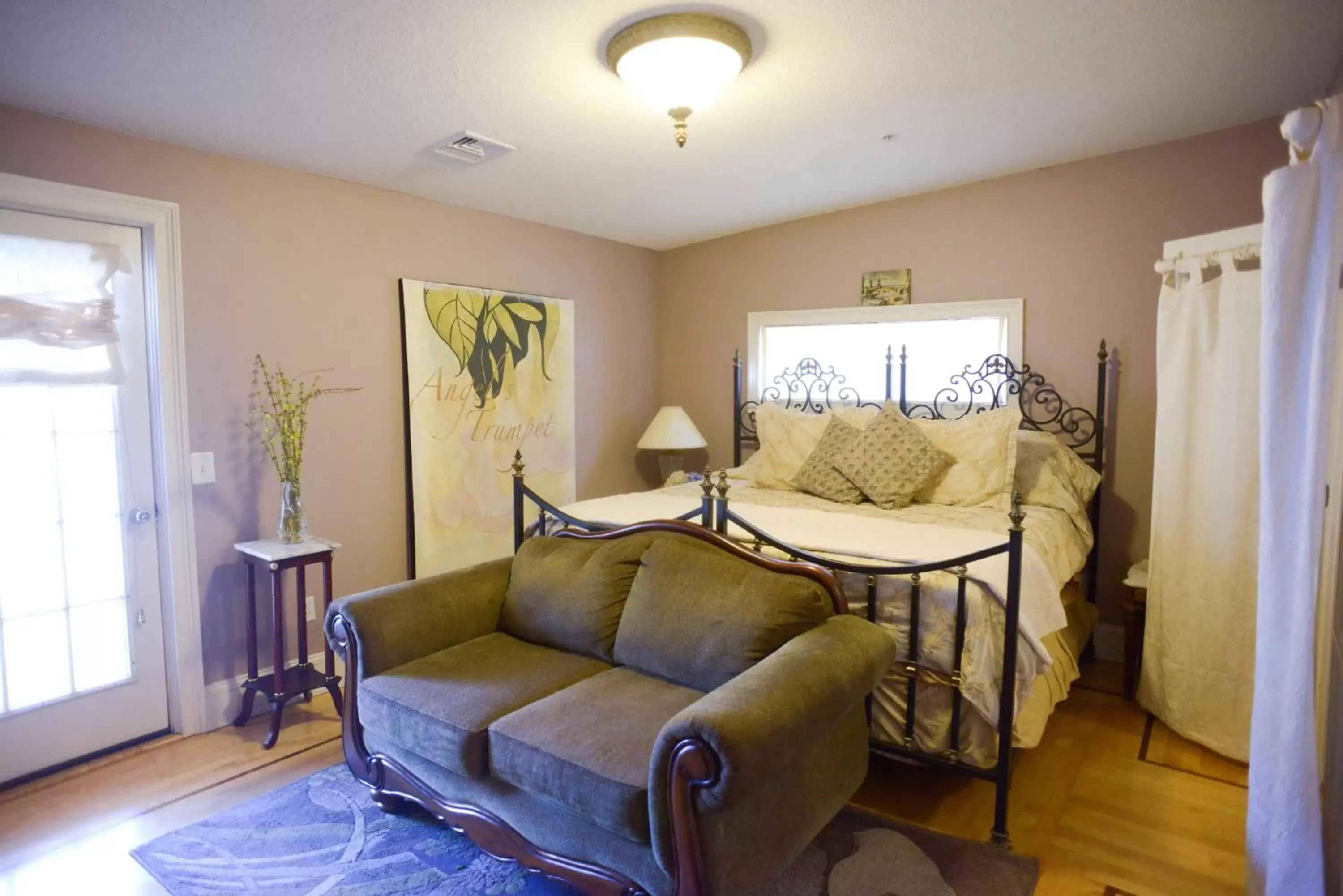 Bedroom, Seating Area in Naomi's Inn Bed & Breakfast