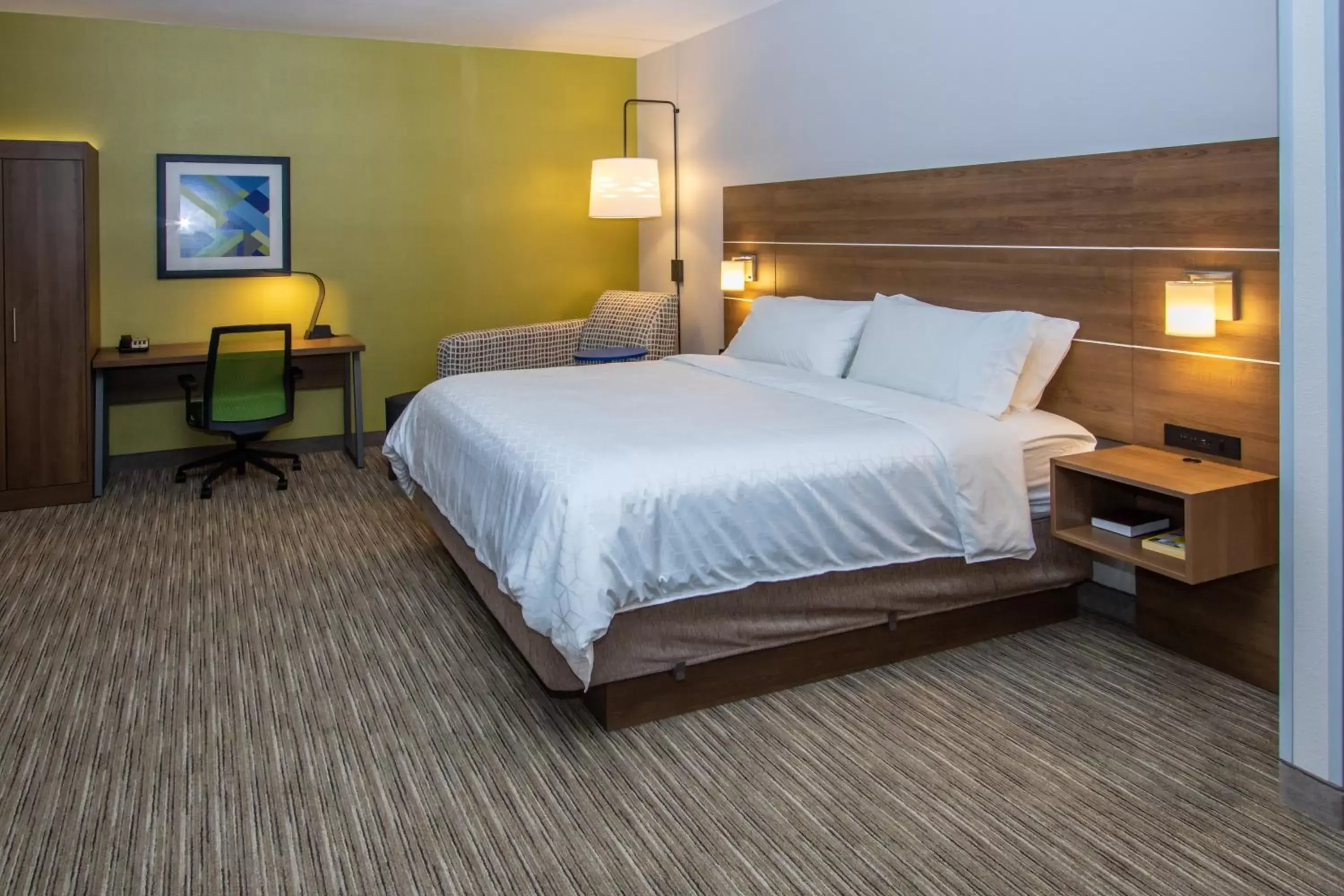 Bedroom, Bed in Holiday Inn Express Hotel & Suites Roseville - Galleria Area, an IHG Hotel