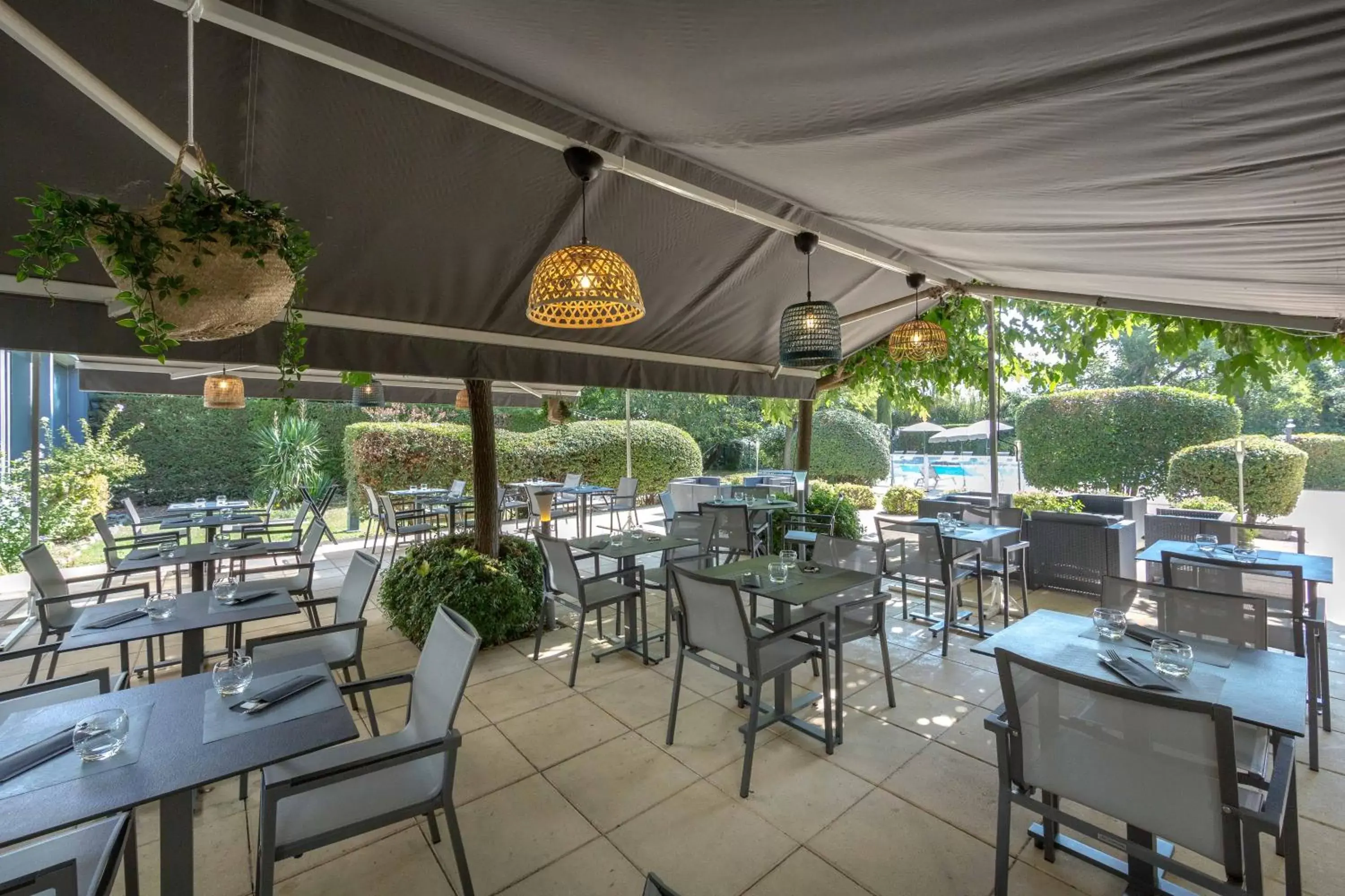 Patio, Restaurant/Places to Eat in Ibis Cavaillon Portes du Luberon