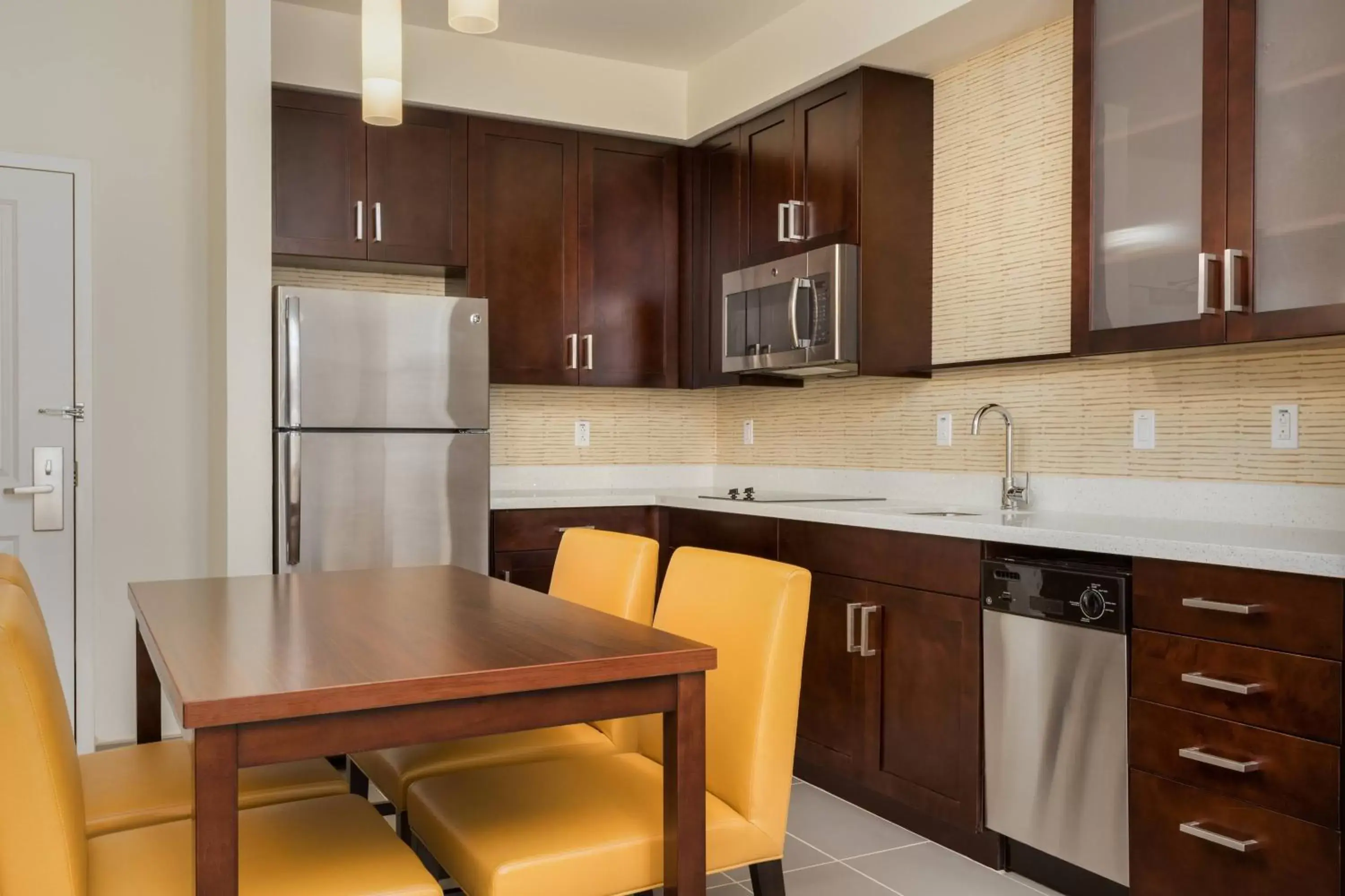 Bedroom, Kitchen/Kitchenette in Residence Inn by Marriott Shreveport-Bossier City/Downtown