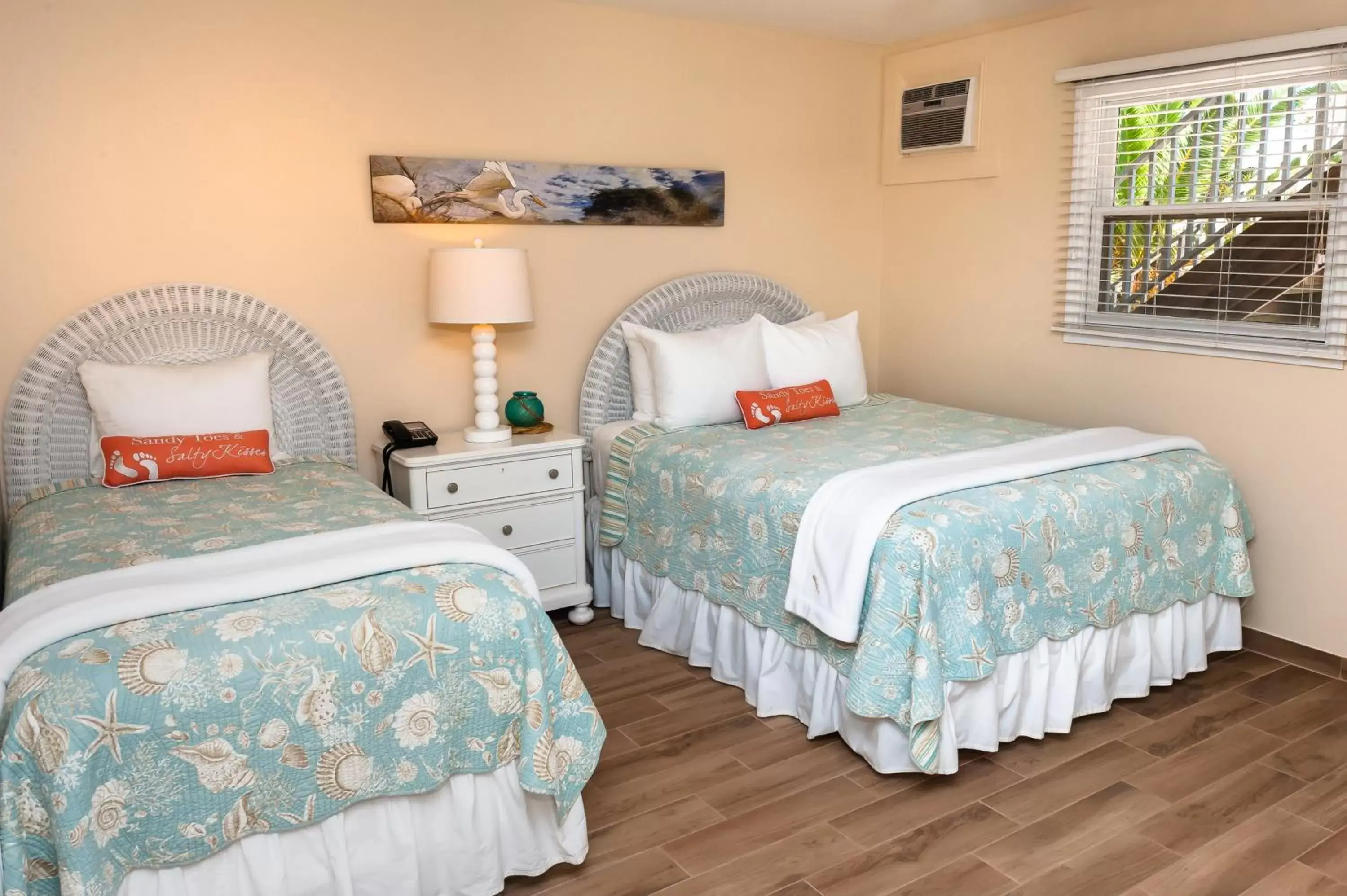 Bed in Cedar Cove Resort & Cottages