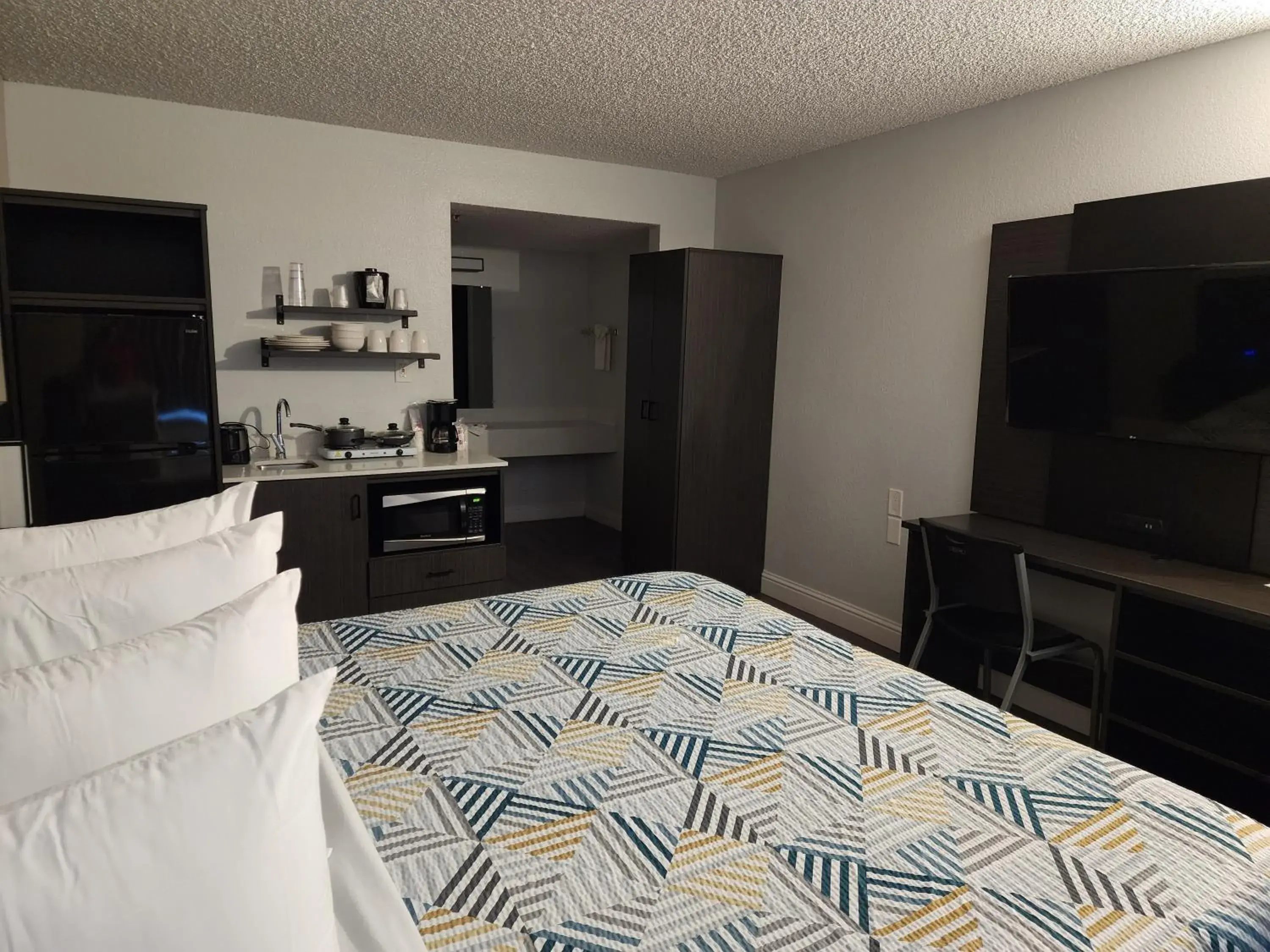 TV and multimedia, Bed in Studio 6 Sacramento, CA Natomas TV and multimedia, Bed in Studio 6 Sacramento, CA Natomas